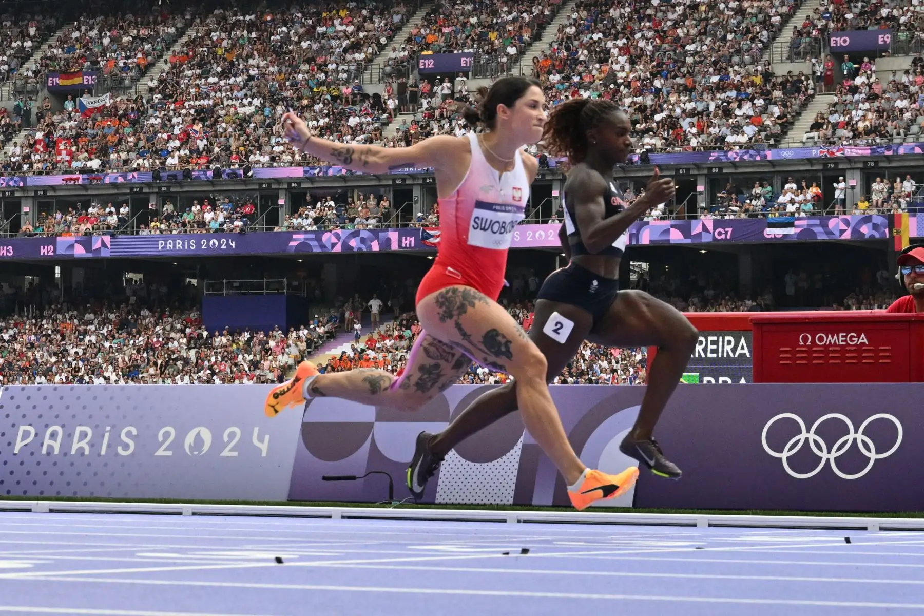 La polaca Ewa Swoboda cruza la línea de meta para ganar en la serie de 100 metros femeninos de la prueba de atletismo de los Juegos Olímpicos de París 2024. AFP