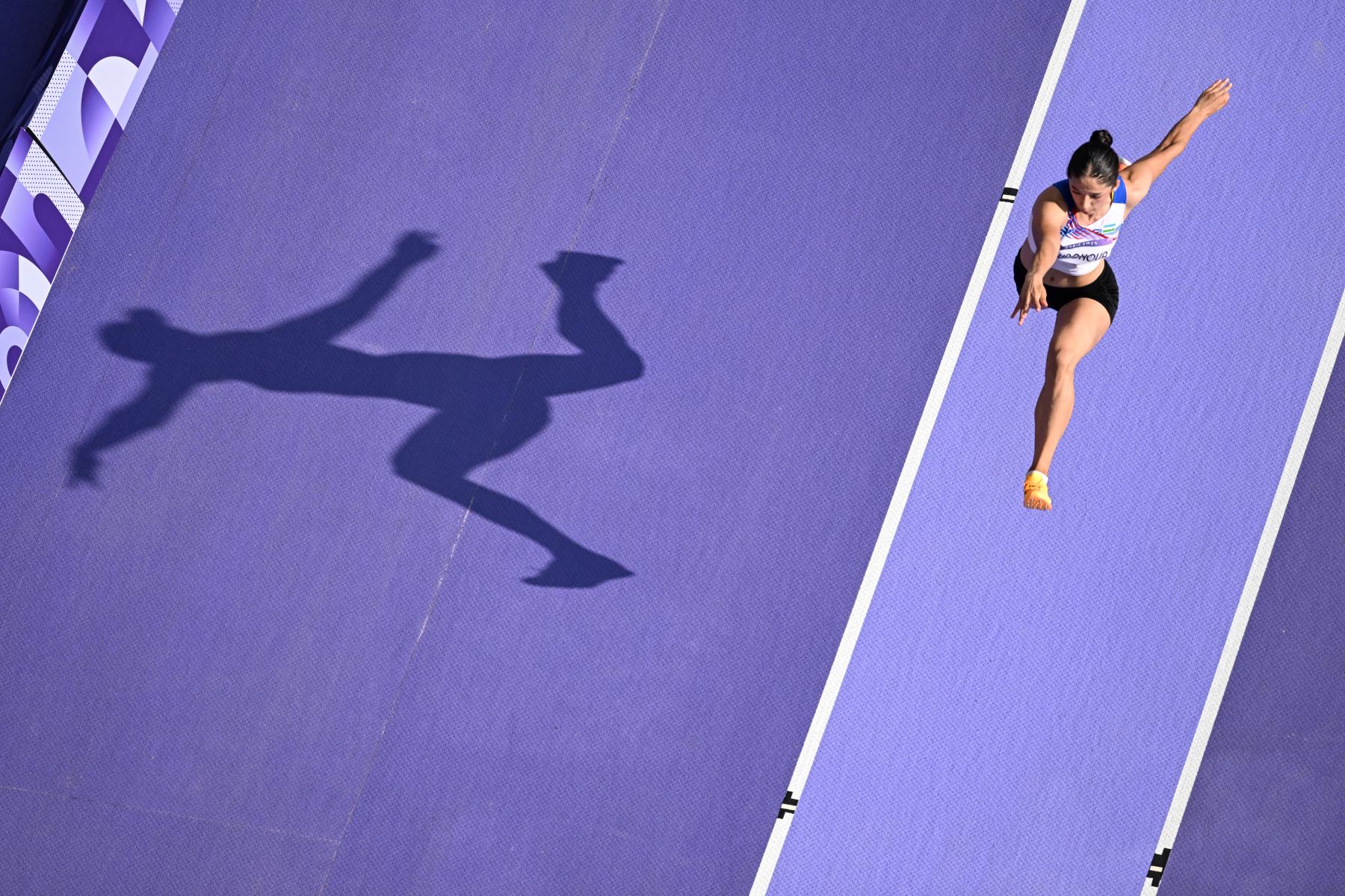 Sharifa Davronova, de Uzbekistán, compite en la clasificación de triple salto femenino de la prueba de atletismo de los Juegos Olímpicos de París 2024. AFP