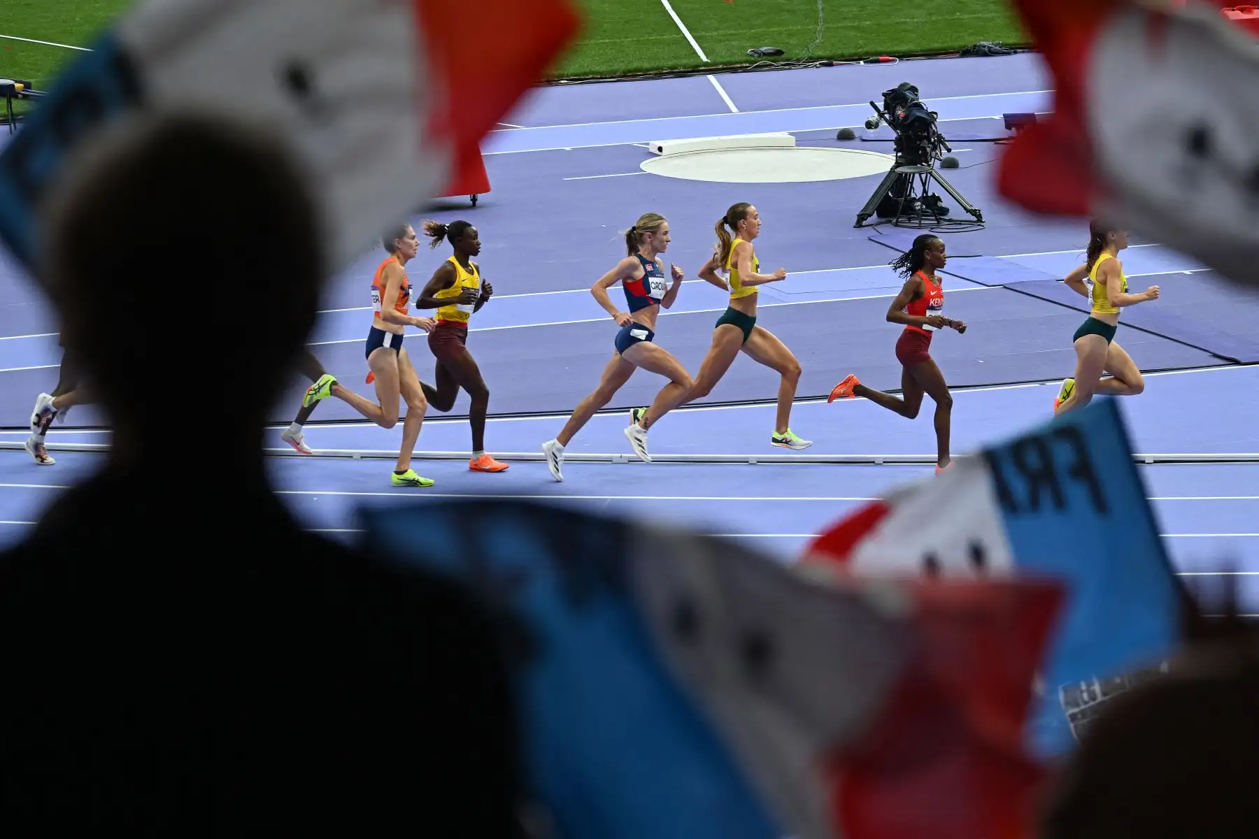 Los atletas compiten en la serie femenina de 5.000 m de la prueba de atletismo de los Juegos Olímpicos de París 2024. AFP
