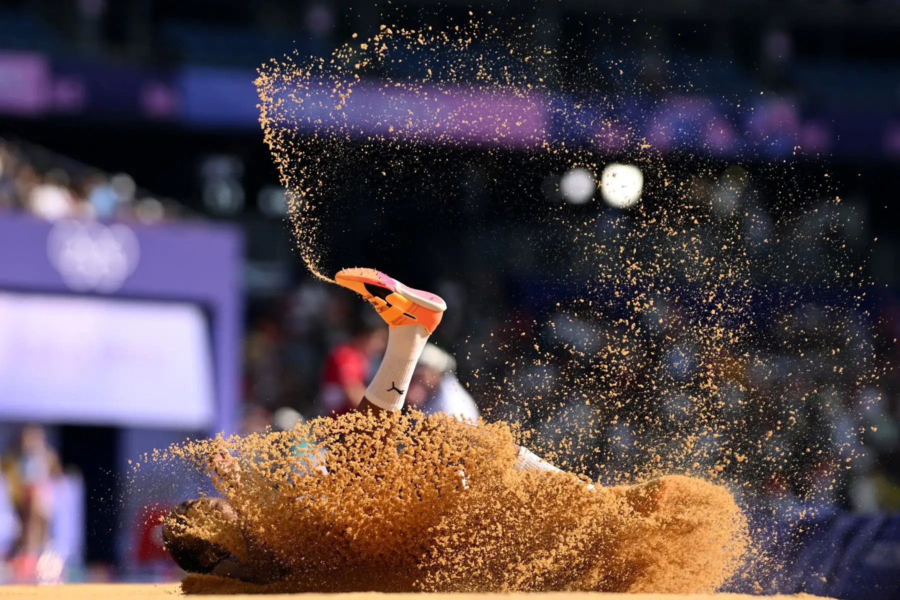 La cubana Liadagmis Povea compite en la clasificación del triple salto femenino de la cita de atletismo de los Juegos Olímpicos de París 2024. AFP