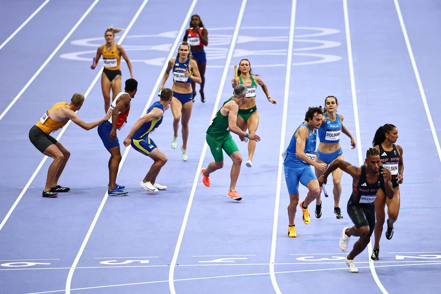 Los atletas compiten en la serie de relevos mixtos 4x400m de la prueba de atletismo de los Juegos Olímpicos de París 2024. AFP