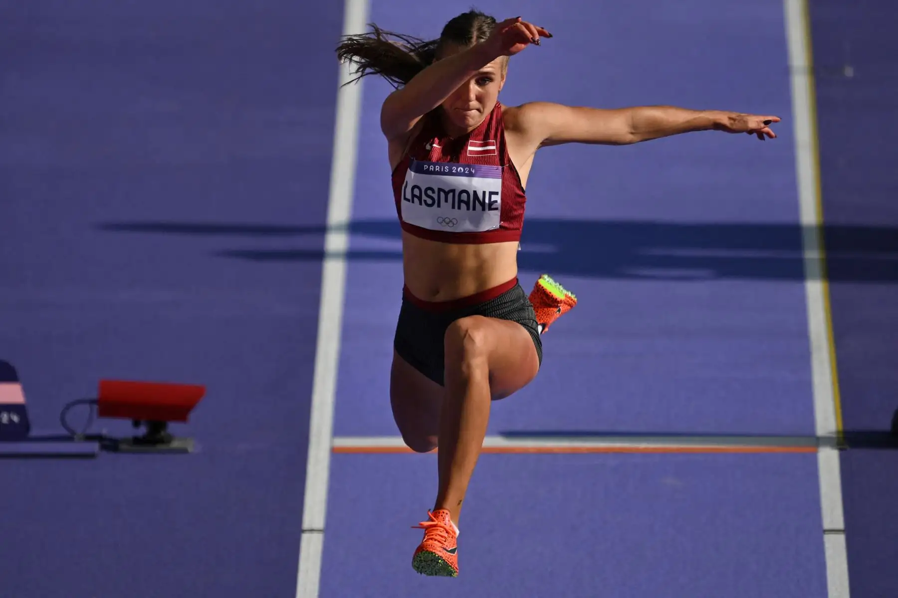 La letona Ruta Kate Lasmane compite en la clasificación de triple salto femenino de la prueba de atletismo de los Juegos Olímpicos de París 2024. AFP