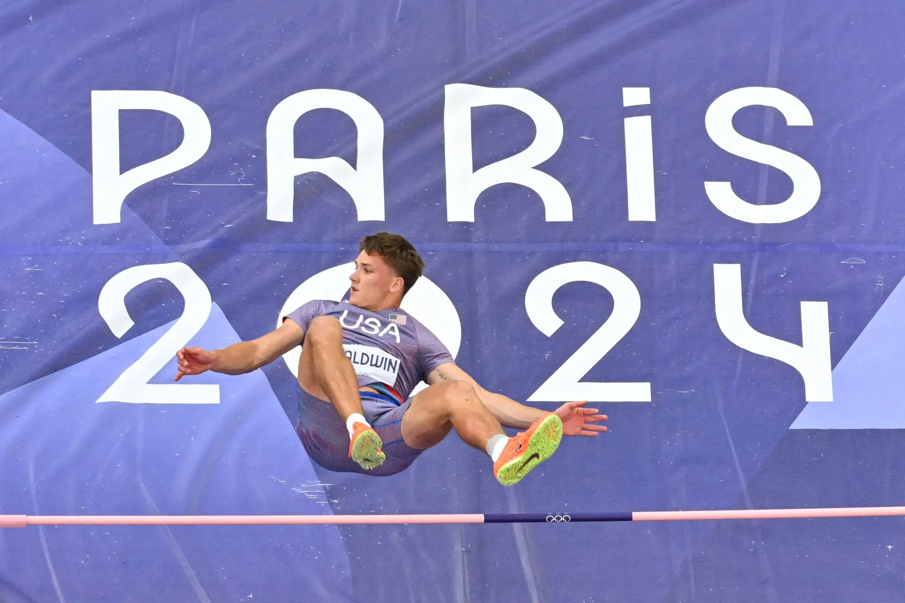 El estadounidense Heath Baldwin compite en el salto de altura masculino de decatlón de la prueba de atletismo de los Juegos Olímpicos de París 2024. AFP