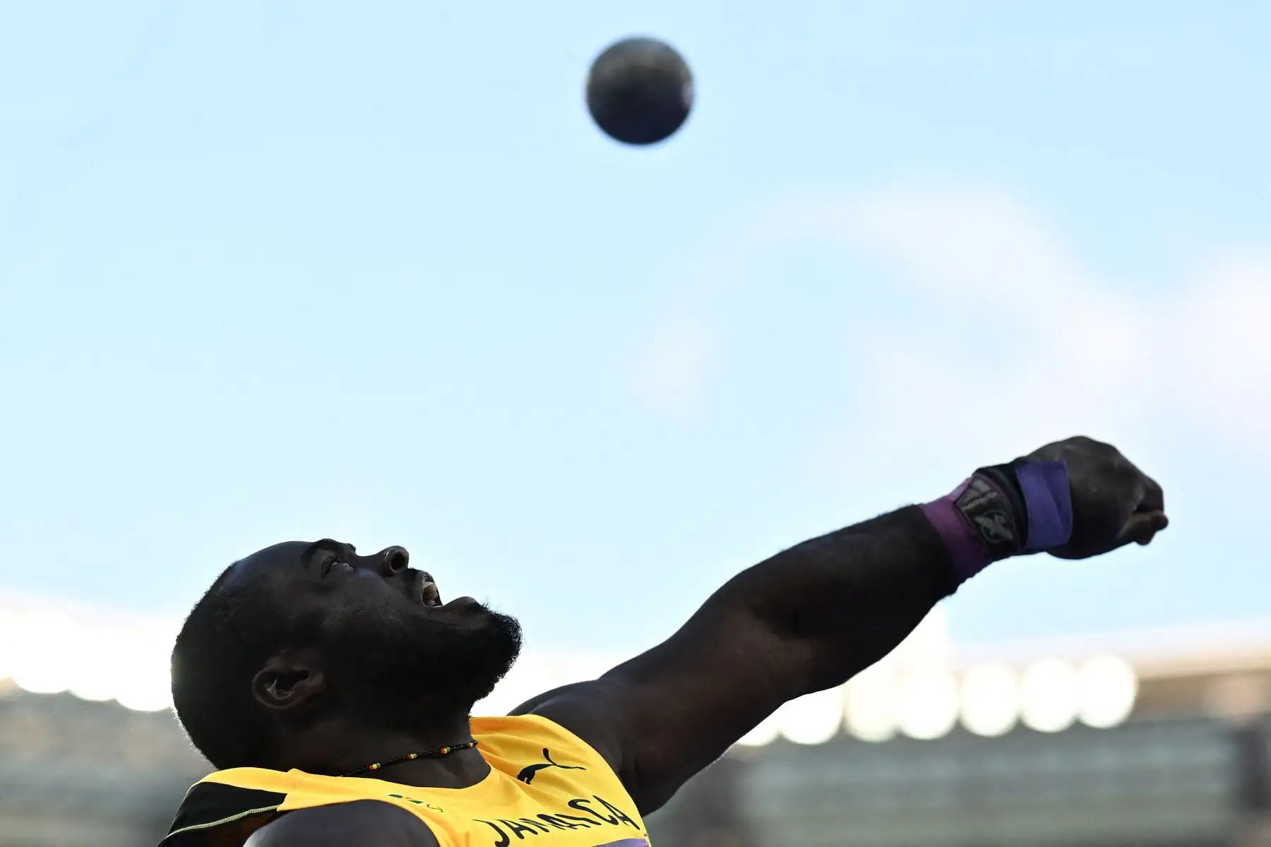 Rajindra Campbell de Jamaica compite en la clasificación de lanzamiento de peso masculino de la prueba de atletismo de los Juegos Olímpicos de París 2024. AFP