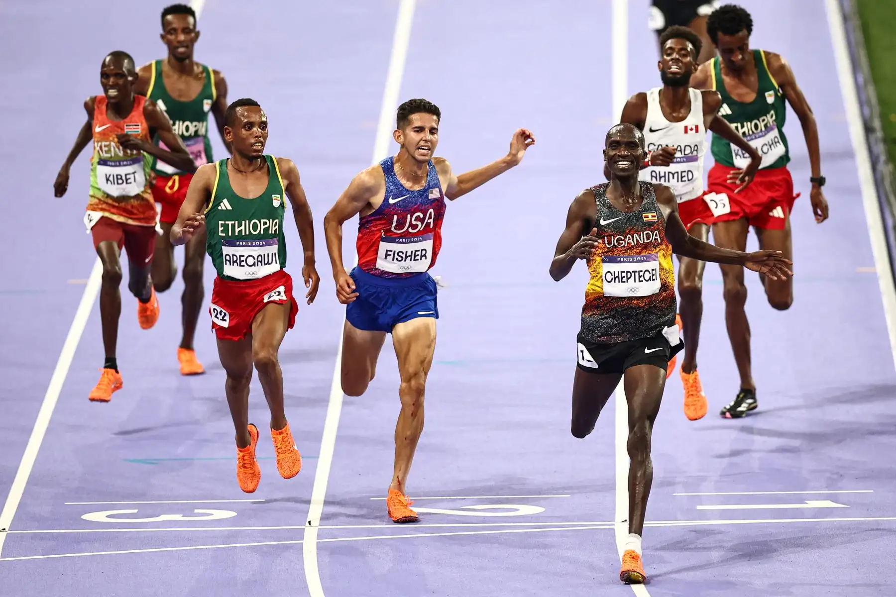 El ugandés Joshua Cheptegei cruza la línea de meta para ganar la final masculina de 10.000 m de la prueba de atletismo de los Juegos Olímpicos de París 2024. AFP