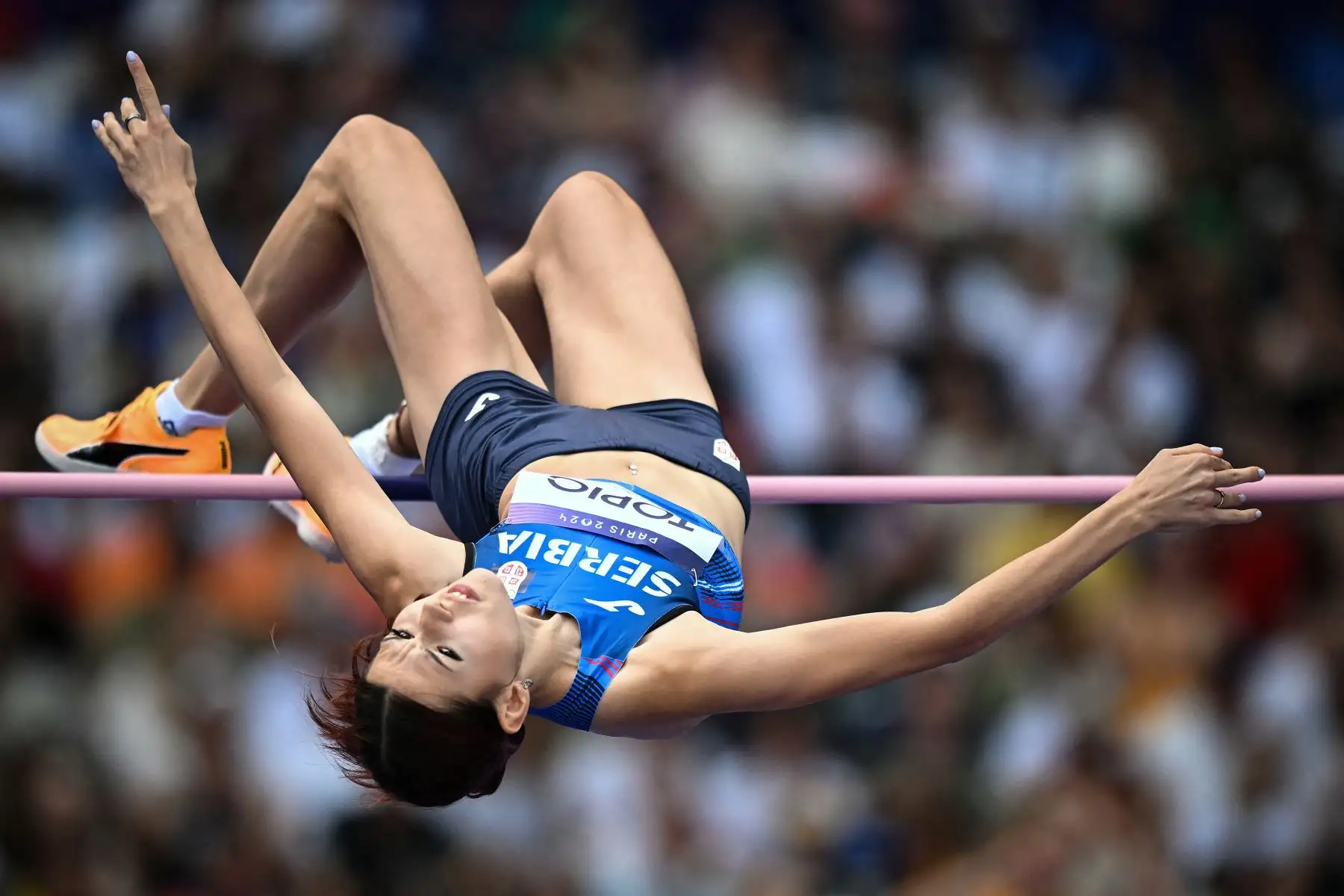 La serbia Angelina Topic compite en la clasificación de salto de altura femenino de la prueba de atletismo de los Juegos Olímpicos de París 2024. AFP
