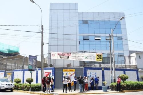 Fachada del colegio Saco Oliveros donde se produjeron los hechos. Foto: Difusión.