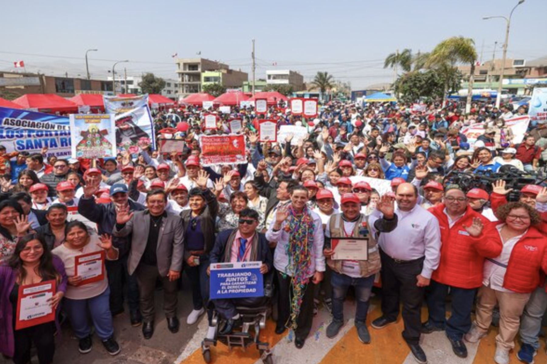 La ministra Hania Pérez de Cuéllar también estuvo acompañada de los integrantes de cuatro Comités de Monitoreo Participativo de Obras (Comipo), de los distritos de Santa Rosa, Ancón y Puente Piedra. ANDINA/ MVCS.