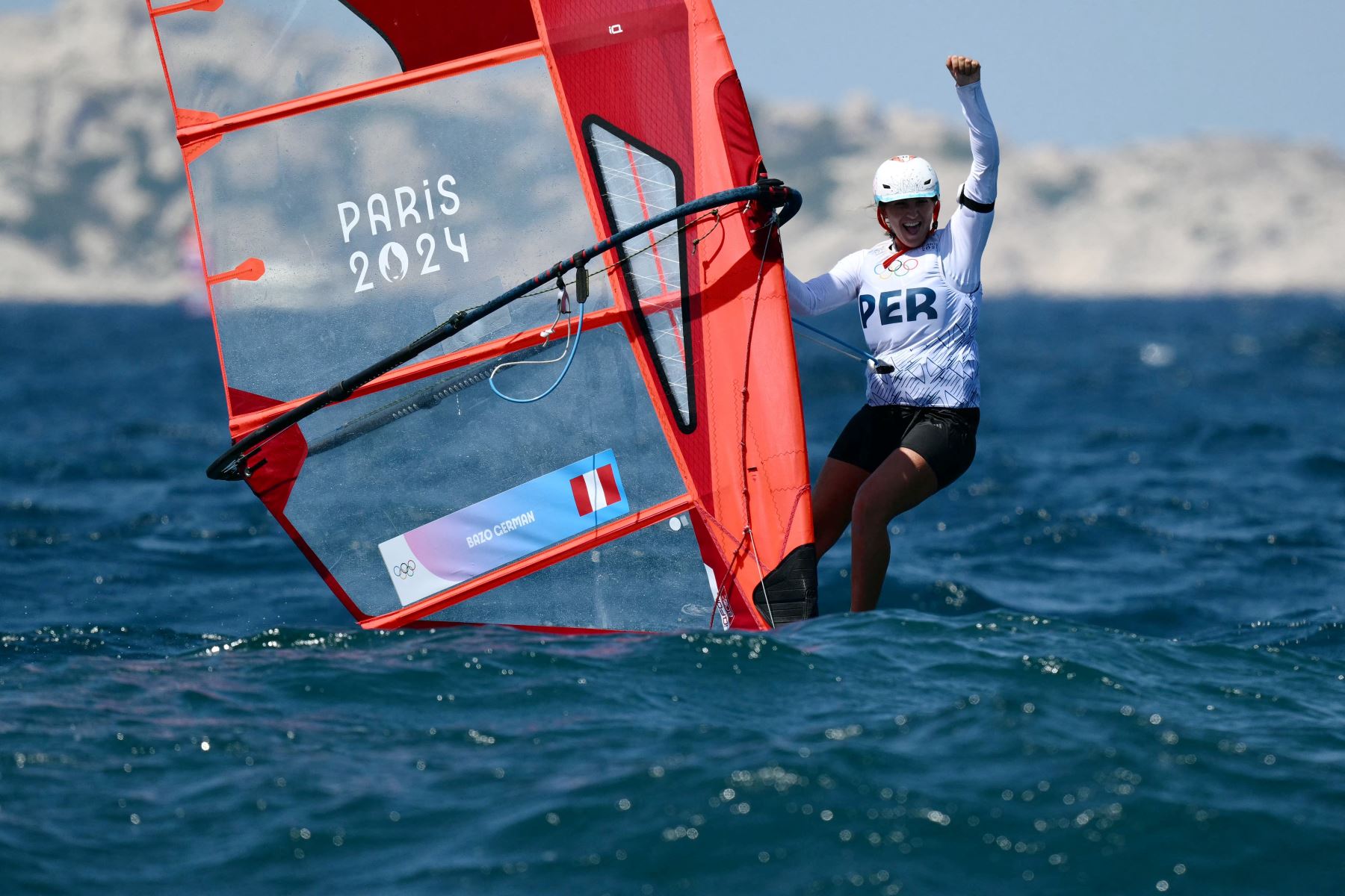 La peruana María Belén Bazo German celebra tras quedar segunda en los cuartos de final del evento femenino de windsurf IQFoil durante la competencia de vela de los Juegos Olímpicos París 2024 en la Marina Roucas-Blanc de Marsella. Foto: AFP