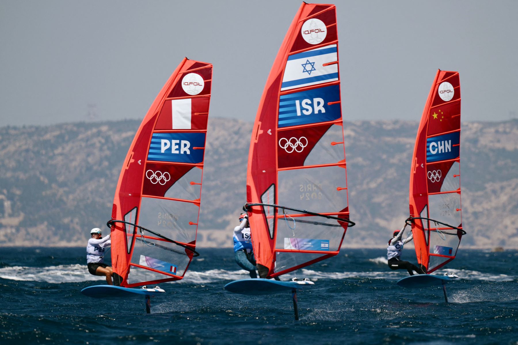 La peruana María Belén Bazo German, la israelí Sharon Kantor y la china Yan Zheng compiten en las semifinales del evento femenino de windsurf IQFoil durante la competencia de vela de los Juegos Olímpicos París 2024 en la Marina Roucas-Blanc de Marsella. AFP