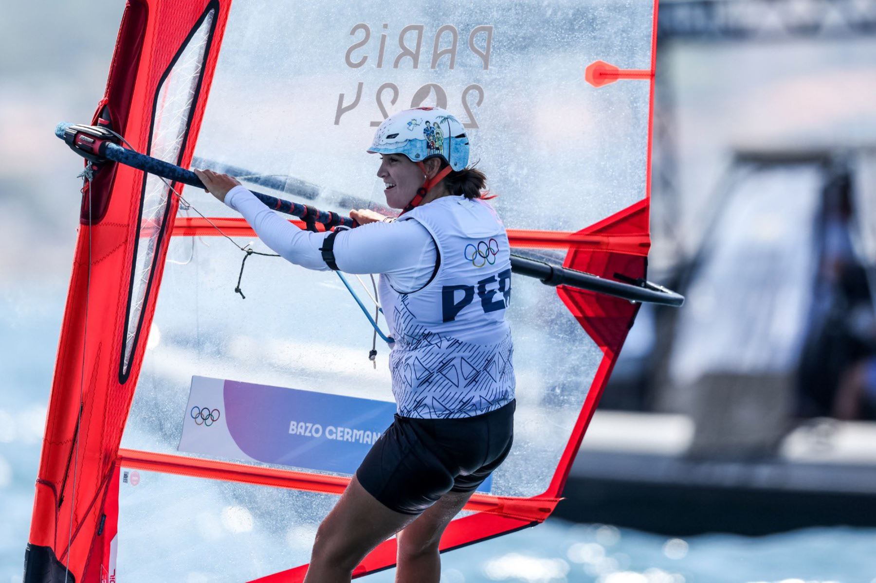 La velerista del Programa París 2024 del IPD se ubicó en segundo lugar en los cuartos de final de windsurf femenino y está entre las 5 mejores de los Juegos Olímpicos.