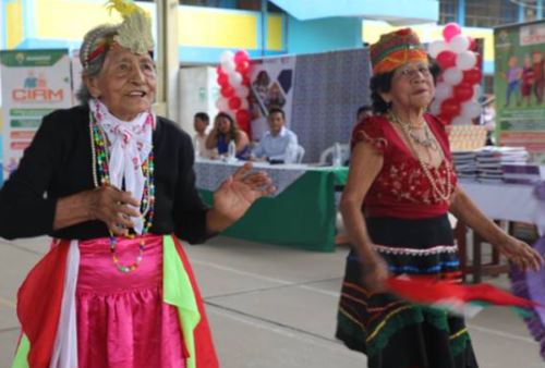 Esther Tutusima y Estela Upiachigua, usuarias del programa social Pensión 65 y embajadoras de las danzas regionales amazónicas de Ucayali.