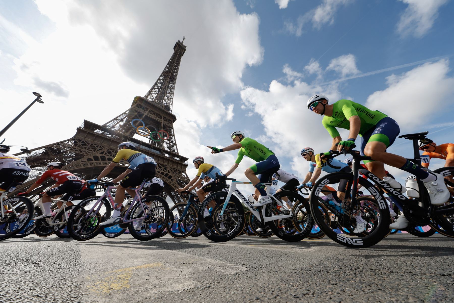 El pelotón de ciclistas pasa por la Torre Eiffel al inicio de la carrera ciclista masculina en ruta durante los Juegos Olímpicos de París 2024 en París.. AFP