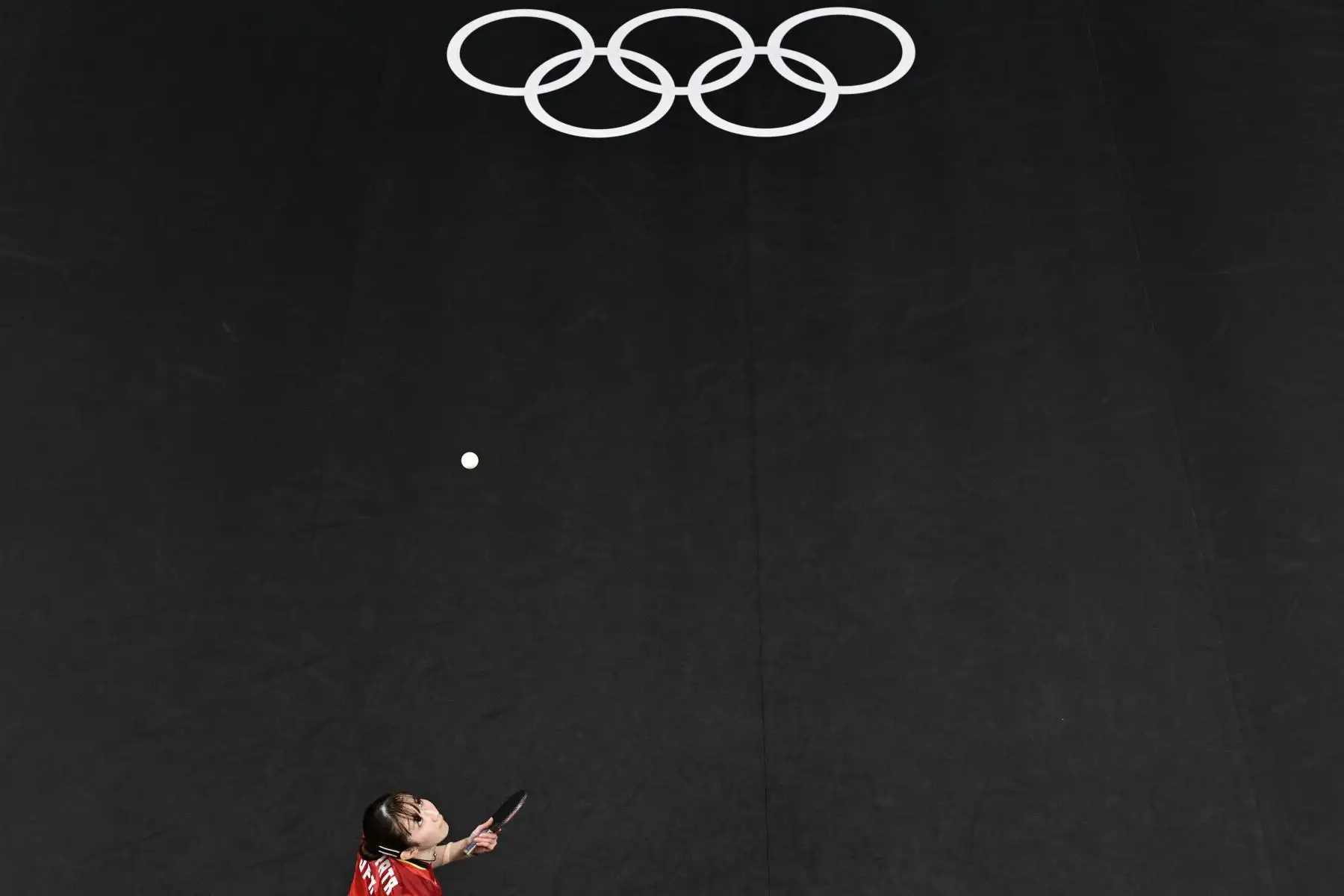 Una descripción general muestra a la japonesa Hina Hayata sirviendo durante su partido por la medalla de bronce individual de tenis de mesa femenino contra Shin Yubin de Corea del Sur en los Juegos Olímpicos de París 2024. AFP