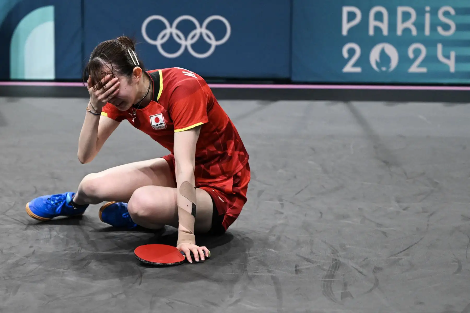 La japonesa Hina Hayata reacciona durante su partido por la medalla de bronce individual de tenis de mesa femenino contra Shin Yubin de Corea del Sur en los Juegos Olímpicos de París 2024. AFP