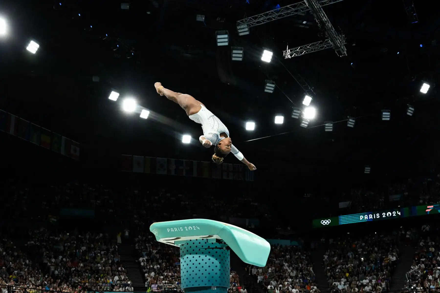 La brasileña Rebeca Andrade compite en la final de salto de gimnasia artística femenina durante los Juegos Olímpicos París 2024. AFP