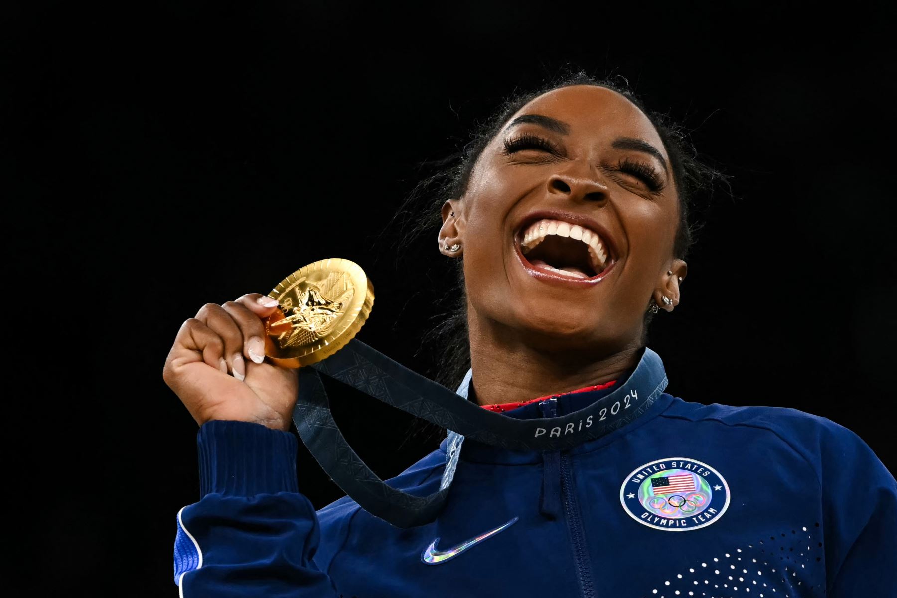 La estadounidense Simone Biles celebra con su medalla de oro durante la ceremonia del podio tras la final de salto de gimnasia artística femenina durante los Juegos Olímpicos de París 2024. AFP