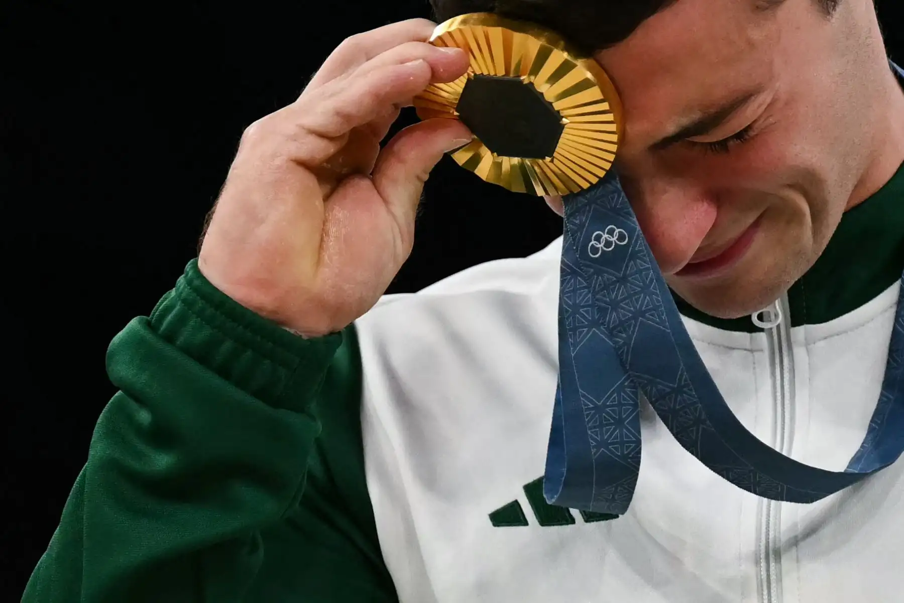 El irlandés Rhys Mc Clenaghan celebra con su medalla de oro durante la ceremonia del podio de la final del caballo con arcos masculino de gimnasia artística durante los Juegos Olímpicos de París 2024. AFP
