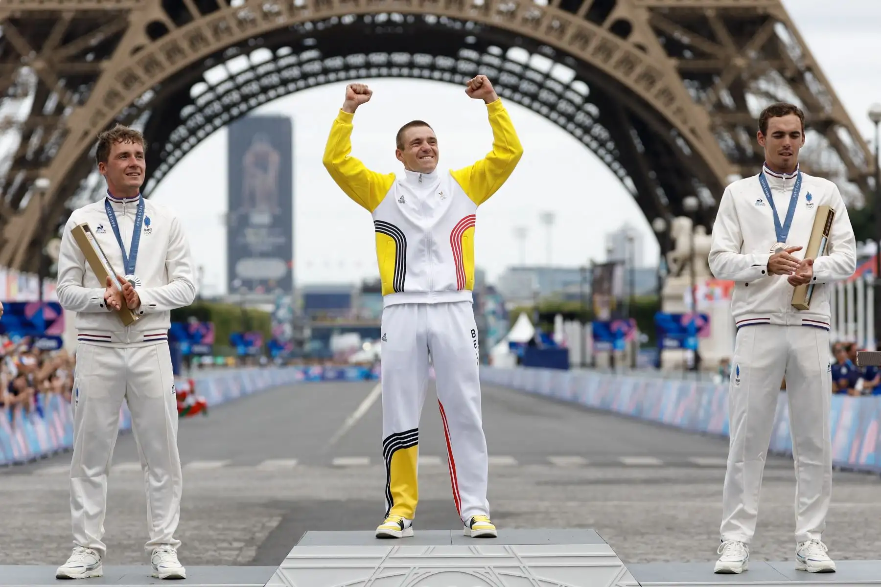 El medallista de plata francés Valentin Madouas (i), el medallista de oro Remco Evenepoel de Bélgica y el medallista de bronce Christophe Laporte de Francia celebran en el podio durante la ceremonia de entrega de medallas de la carrera ciclista masculina en ruta durante los Juegos Olímpicos de París 2024. AFP