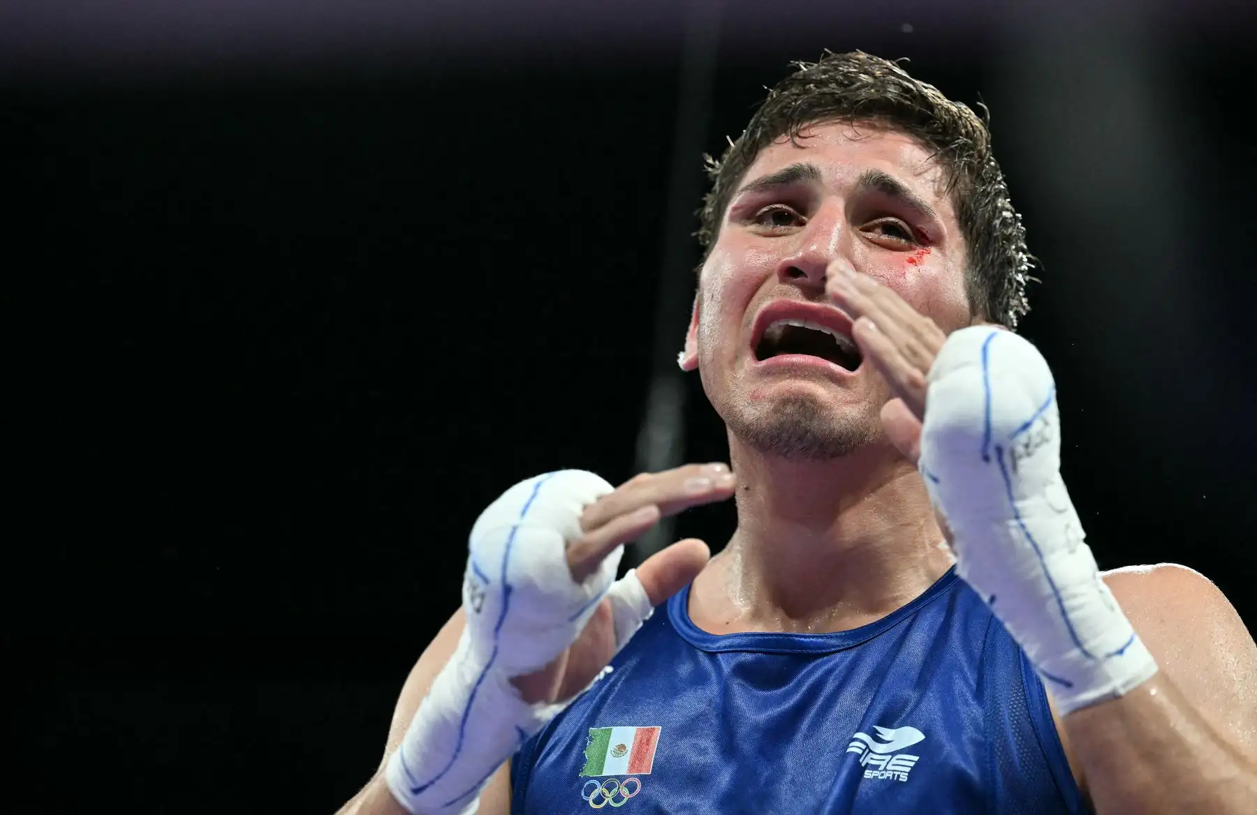 El mexicano Marco Alonso Verde Álvarez celebra su victoria sobre el indio Nishant Dev en el combate de boxeo masculino de cuartos de final de 57 kg durante los Juegos Olímpicos de París 2024. AFP