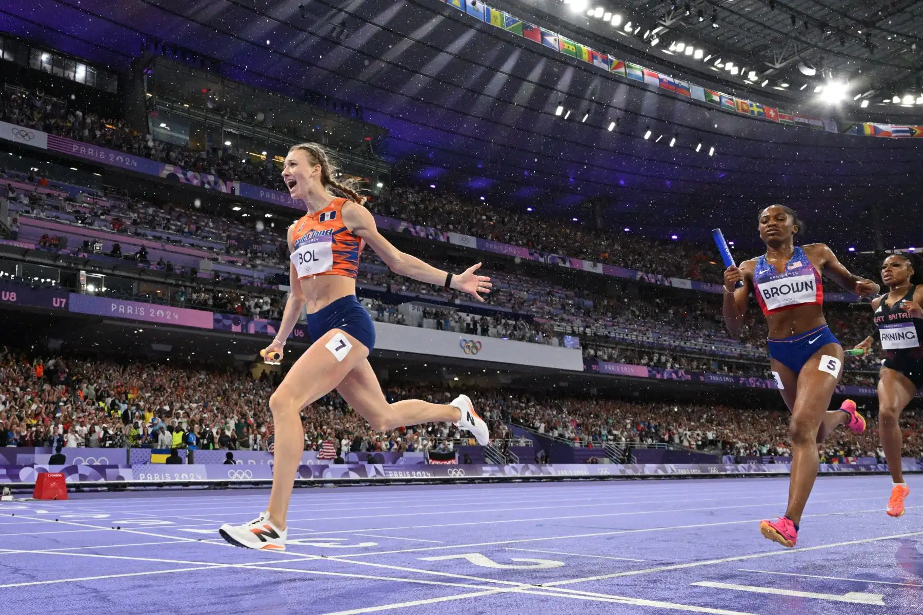 Femke Bol, de Holanda, celebra cuando cruza la línea de meta por delante de la estadounidense Kaylyn Brown y la británica Amber Anning  en la final de relevos mixtos de 4x400m de la prueba de atletismo de los Juegos Olímpicos de París 2024. AFP
