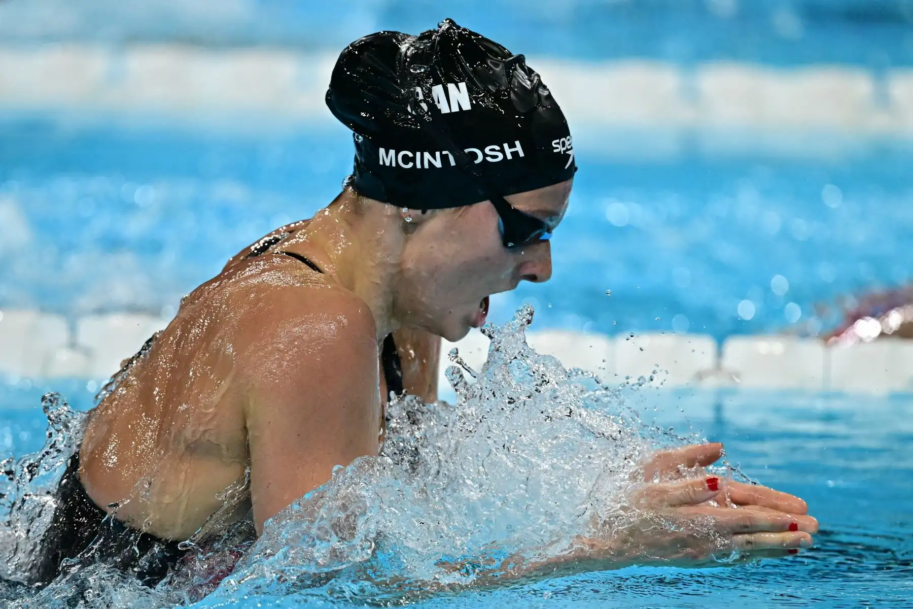 La canadiense Summer Mcintosh compite en la final de la prueba de natación combinada individual femenina de 200 m durante los Juegos Olímpicos de París 2024. AFP