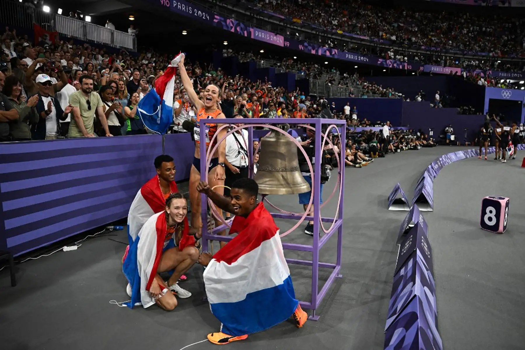 Femke Bol, de Holanda, y sus compañeros celebran después de ganar en la final de relevos mixtos de 4x400m del evento de atletismo en los Juegos Olímpicos de París 2024 en el Stade de France en Saint-Denis, al norte de París.
Foto: AFP