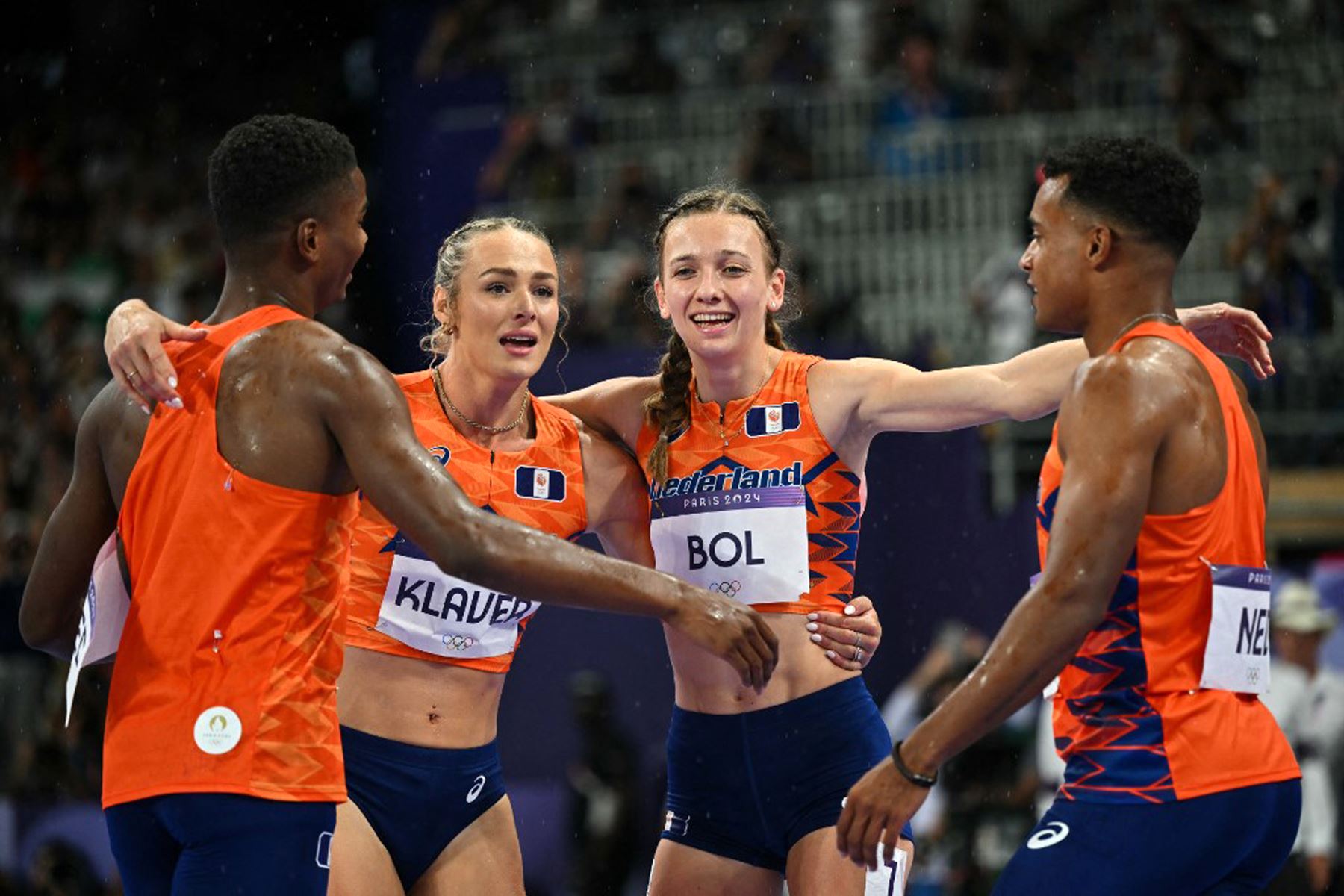 La holandesa Femke Bol celebra con sus compañeras de equipo tras ganar la final de relevos mixtos de 4x400 m de la prueba de atletismo de los Juegos Olímpicos de París 2024 en el Stade de France en Saint-Denis, al norte de París.
Foto: AFP