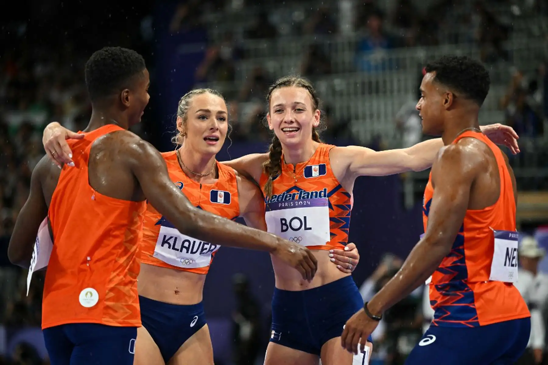 La holandesa Femke Bol celebra con sus compañeras de equipo tras ganar la final de relevos mixtos de 4x400 m de la prueba de atletismo de los Juegos Olímpicos de París 2024 en el Stade de France en Saint-Denis, al norte de París.
Foto: AFP