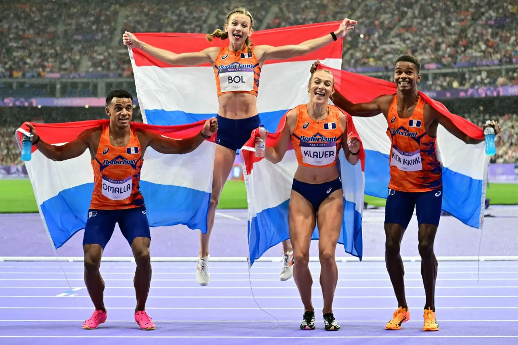 Eugene Omalla, Femke Bol, Lieke Klaver y Isaya Klein Ikkink, de Holanda, celebran con una bandera holandesa después de ganar la final de relevos mixtos de 4x400m de la prueba de atletismo de los Juegos Olímpicos de París 2024 en el Stade de France en Saint-Denis. , al norte de París.
Foto: AFP