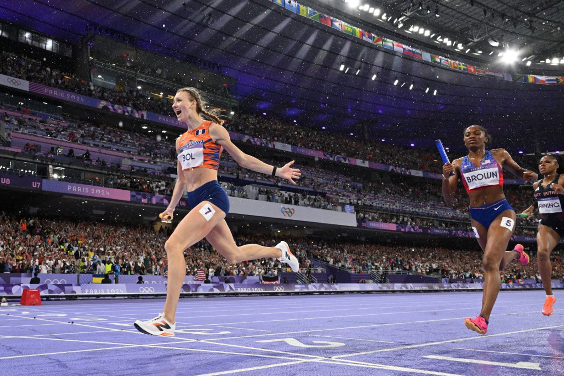 Femke Bol, de Holanda, celebra cuando cruza la línea de meta por delante de la estadounidense Kaylyn Brown  y la británica Amber Anning,  en la final de relevos mixtos de 4x400m del evento de atletismo en los Juegos Olímpicos de París 2024 en el Stade de France en Saint- Denis, al norte de París.
Foto: AFP