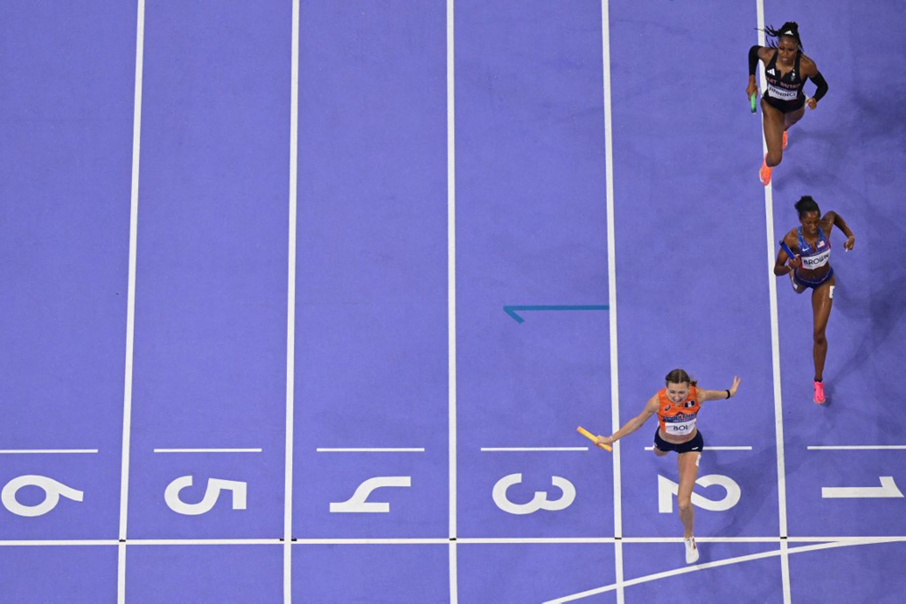 Una descripción general muestra a la holandesa Femke Bol celebra mientras cruza la línea de meta por delante de la estadounidense Kaylyn Brown y la británica Amber Anning  en la final de relevos mixtos de 4x400m del evento de atletismo en los Juegos Olímpicos de París 2024 en el Stade de Francia en Saint-Denis.
Foto: AFP