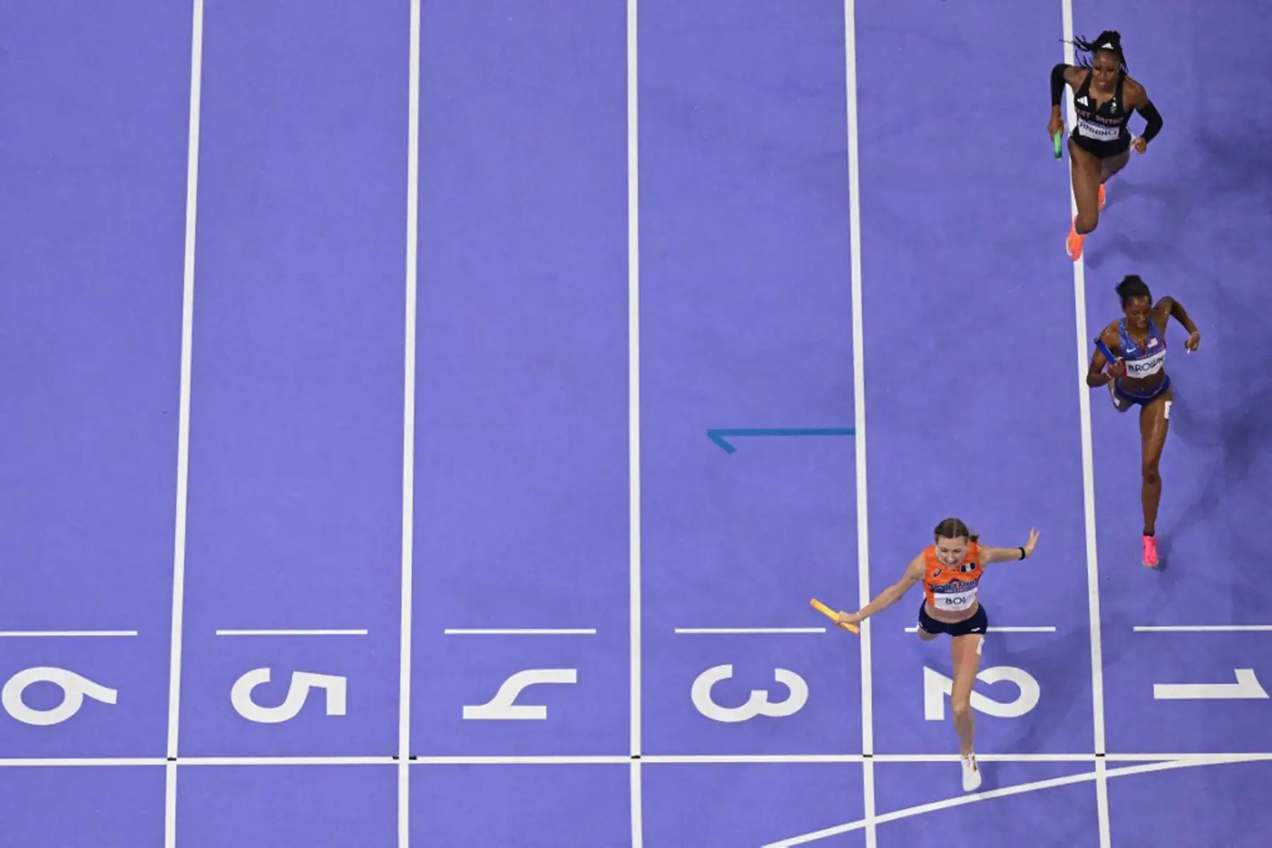 Una descripción general muestra a la holandesa Femke Bol celebra mientras cruza la línea de meta por delante de la estadounidense Kaylyn Brown y la británica Amber Anning  en la final de relevos mixtos de 4x400m del evento de atletismo en los Juegos Olímpicos de París 2024 en el Stade de Francia en Saint-Denis.
Foto: AFP