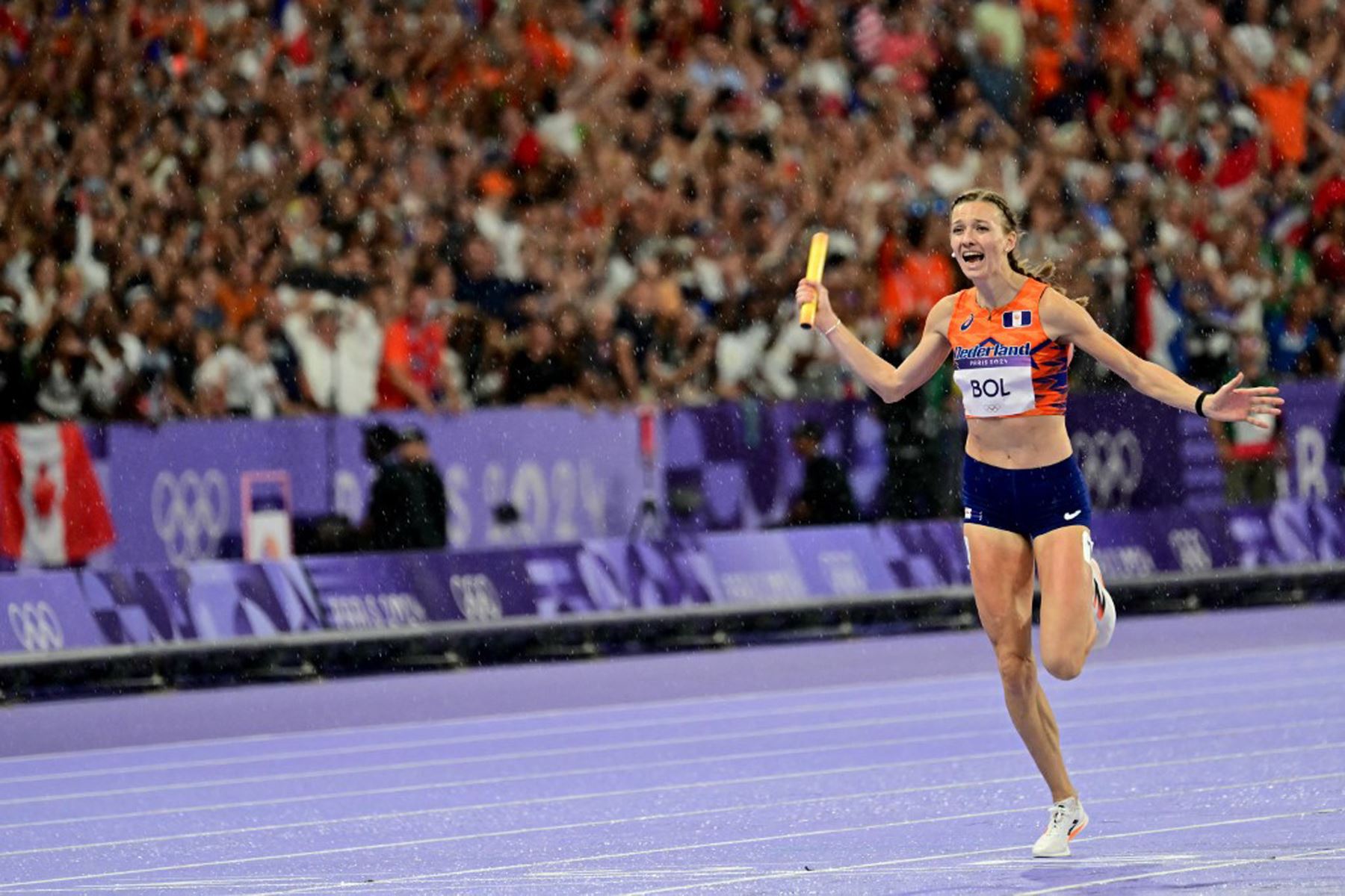 La holandesa Femke Bol celebra tras ganar la final de relevos mixtos de 4x400 m de la prueba de atletismo de los Juegos Olímpicos de París 2024 en el Stade de France en Saint-Denis, al norte de París.
Foto: AFP