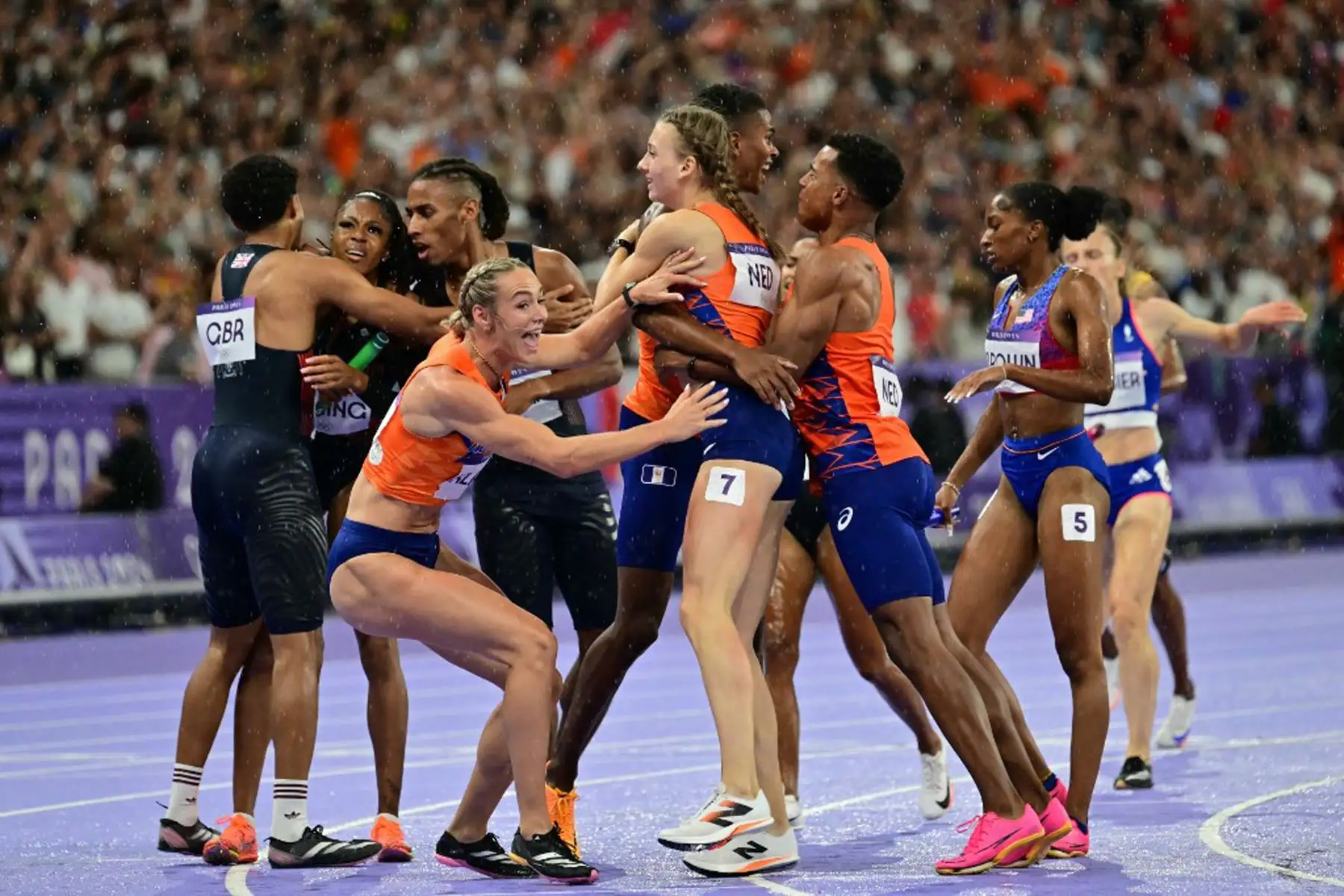 Femke Bol de Holanda y sus compañeros celebran después de ganar en la final de relevos mixtos de 4x400m del evento de atletismo en los Juegos Olímpicos de París 2024 en el Stade de France en Saint-Denis, al norte de París.
Foto: AFP