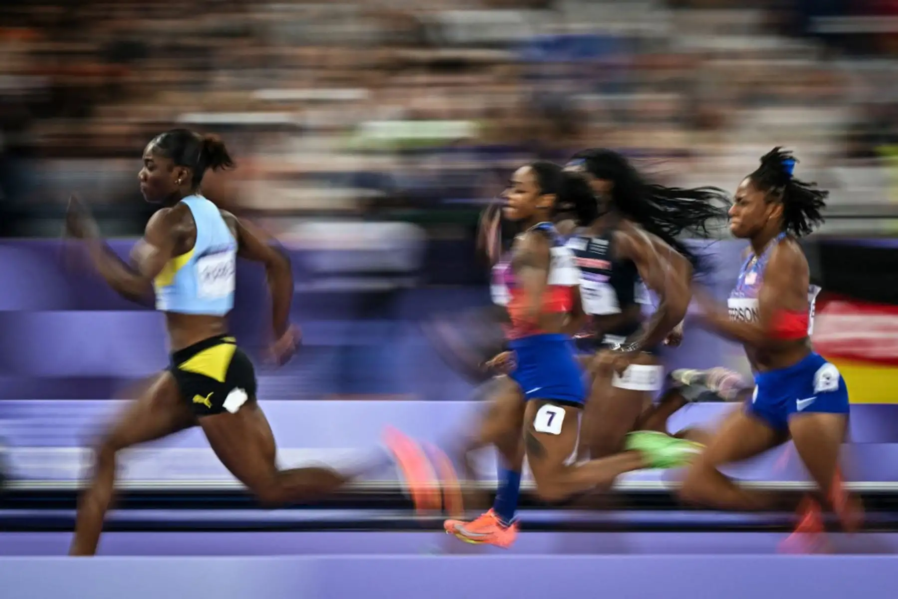 Julien Alfred de Santa Lucía, lidera el campo en el camino hacia ganar la final femenina de 100 metros del evento de atletismo en los Juegos Olímpicos de París 2024 en el Stade de France en Saint-Denis, al norte de París.
Foto: AFP