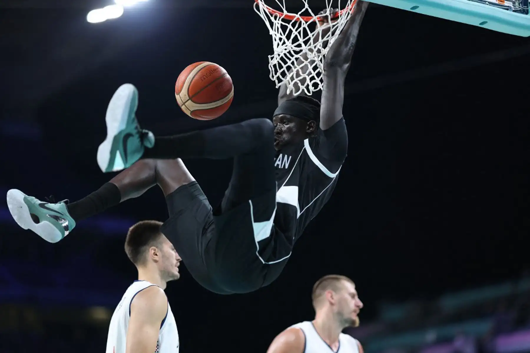 Nuni Omot,de Sudán del Sur, encesta el balón en el partido de baloncesto del grupo C de la ronda preliminar masculina entre Serbia y Sudán del Sur durante los Juegos Olímpicos de París 2024 en el estadio Pierre-Mauroy en Villeneuve-d