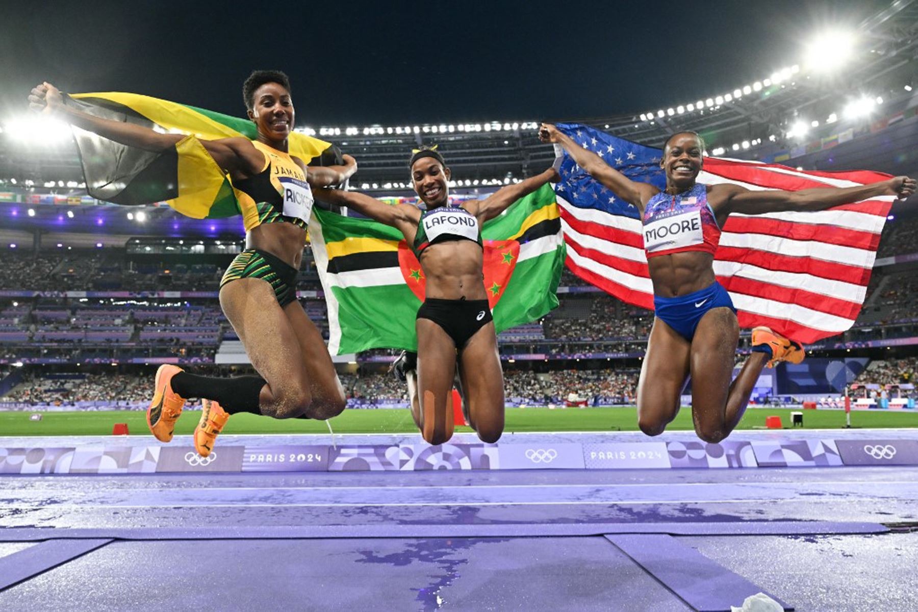 Shanieka Ricketts, medallista de plata de Jamaica, Thea Lafond, medallista de oro de Dominica, y Jasmine Moore, medallista de bronce de Estados Unidos, celebran después de la final de triple salto femenino del evento de atletismo en los Juegos Olímpicos de París 2024 en el Stade de France en Saint-Denis, al norte de París.
Foto: AFP