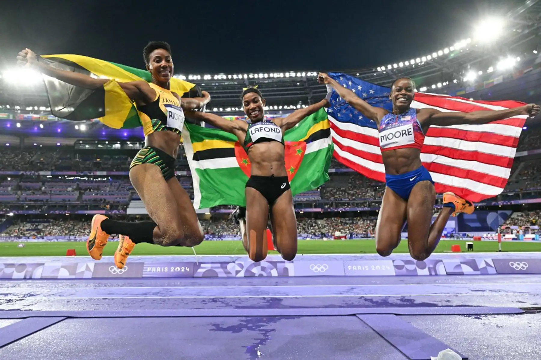 Shanieka Ricketts, medallista de plata de Jamaica, Thea Lafond, medallista de oro de Dominica, y Jasmine Moore, medallista de bronce de Estados Unidos, celebran después de la final de triple salto femenino del evento de atletismo en los Juegos Olímpicos de París 2024 en el Stade de France en Saint-Denis, al norte de París.
Foto: AFP