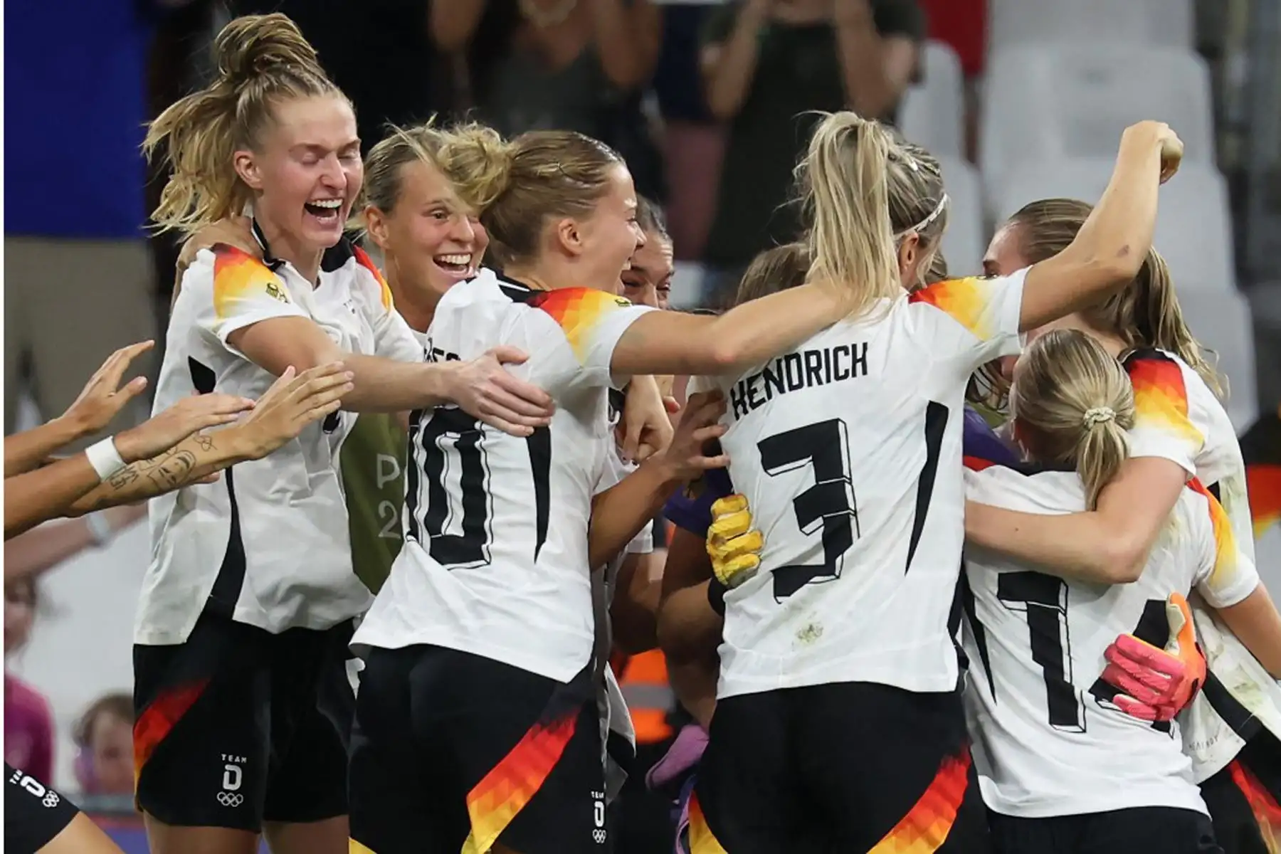 Las jugadoras de Alemania celebran su victoria tras la tanda de penaltis en el partido de fútbol femenino de cuartos de final entre Canadá y Alemania durante los Juegos Olímpicos de París 2024 en el estadio de Marsella.
Foto: AFP