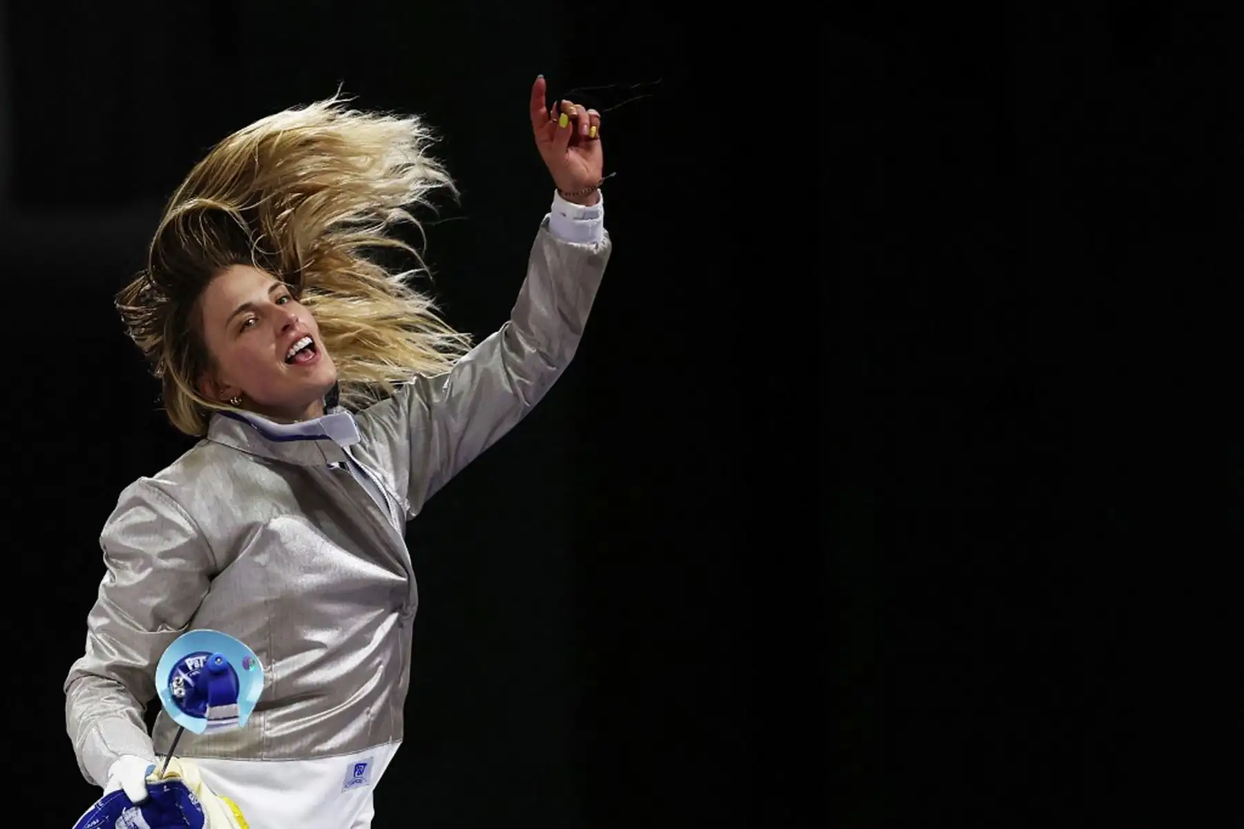 La ucraniana Olga Kharlan celebra con la bandera de su país después de ganar la medalla de oro por equipos de sable femenino entre Corea del Sur y Ucrania durante los Juegos Olímpicos de París 2024 en el Grand Palais de París.
Foto: AFP