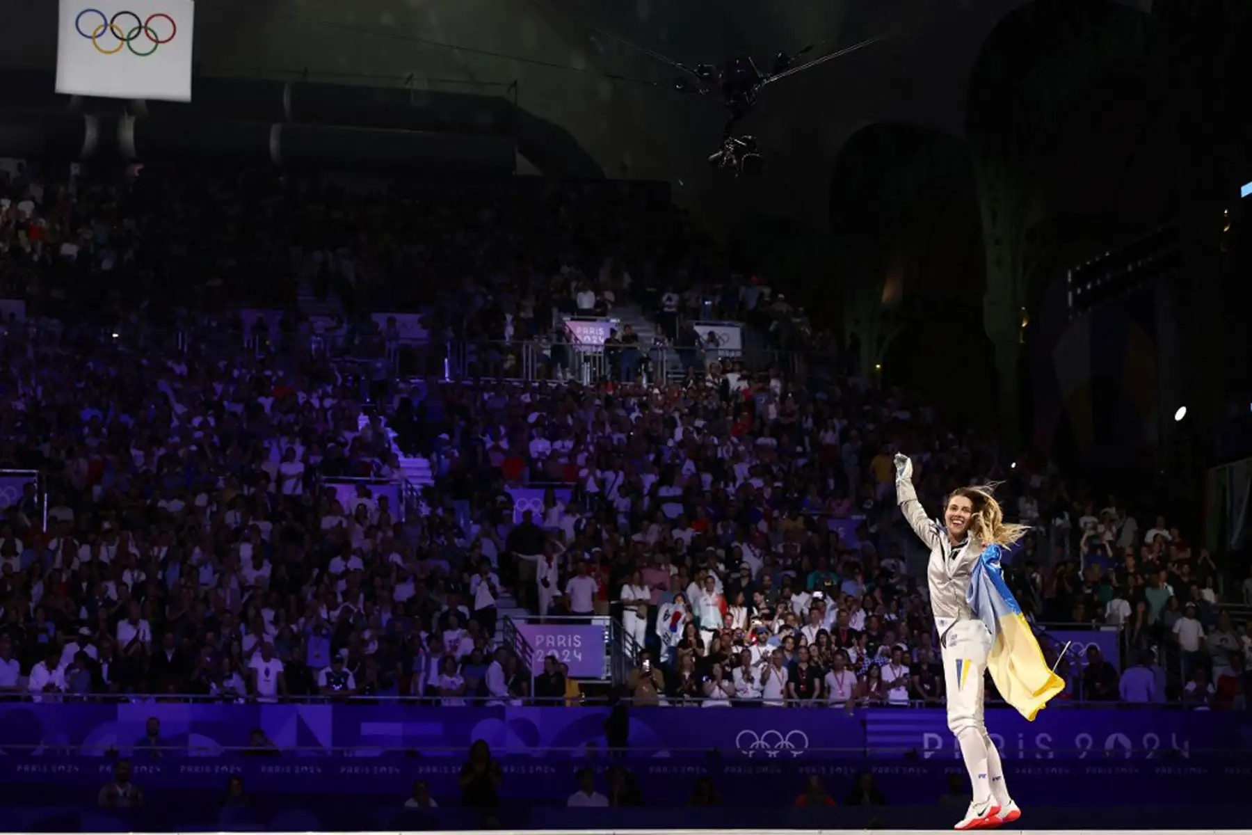 La ucraniana Olga Kharlan celebra después de ganar la medalla de oro por equipos de sable femenino entre Corea del Sur y Ucrania durante los Juegos Olímpicos de París 2024 en el Grand Palais de París.
Foto: AFP