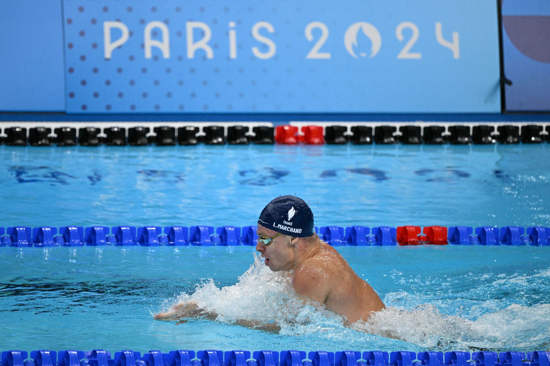 El francés Leon Marchand compite en la final del evento final de natación con relevos combinados mixtos de 4x100 m durante los Juegos Olímpicos de París 2024.
Foto: AFP