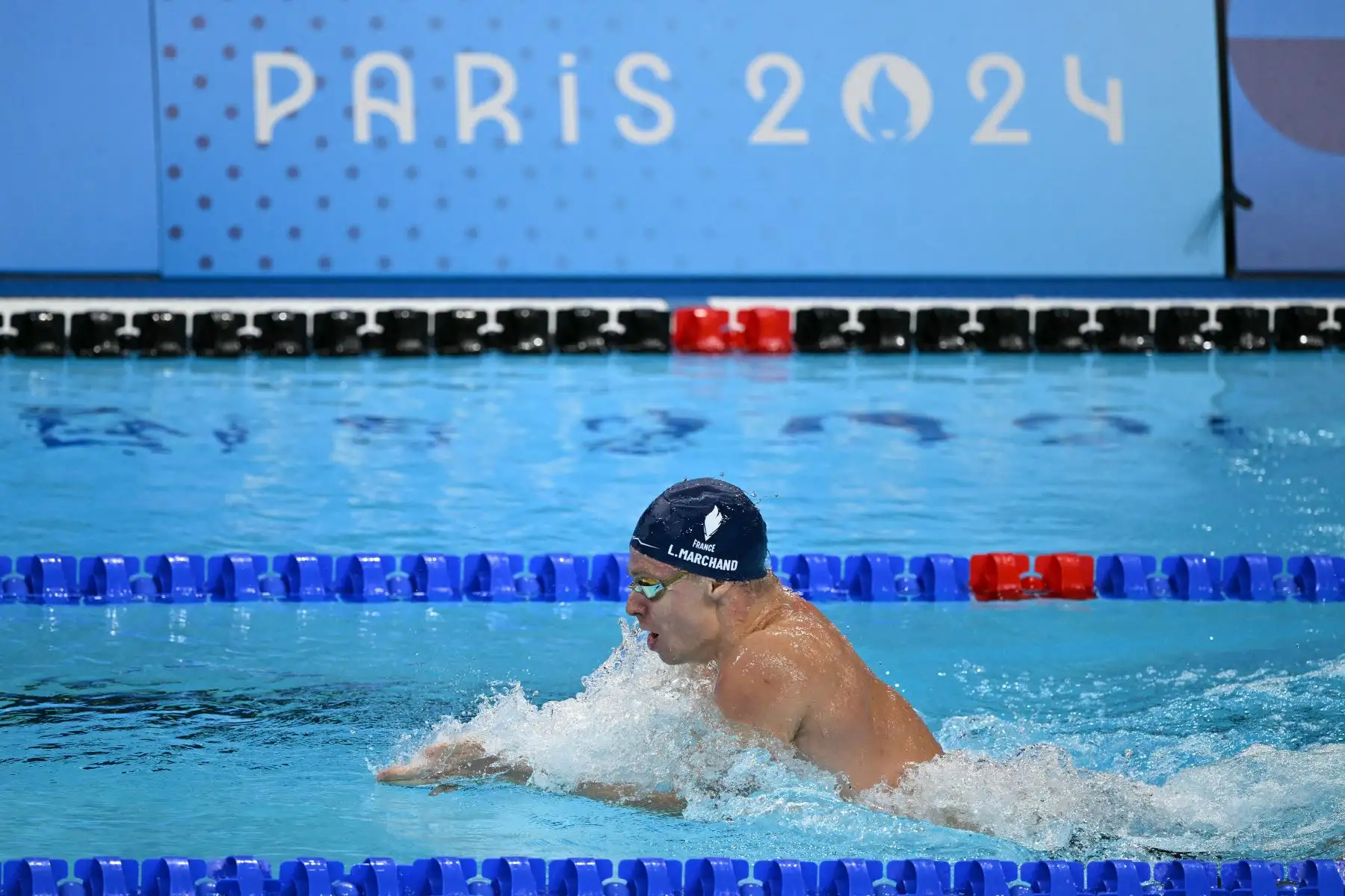 El francés Leon Marchand compite en la final del evento final de natación con relevos combinados mixtos de 4x100 m durante los Juegos Olímpicos de París 2024.
Foto: AFP