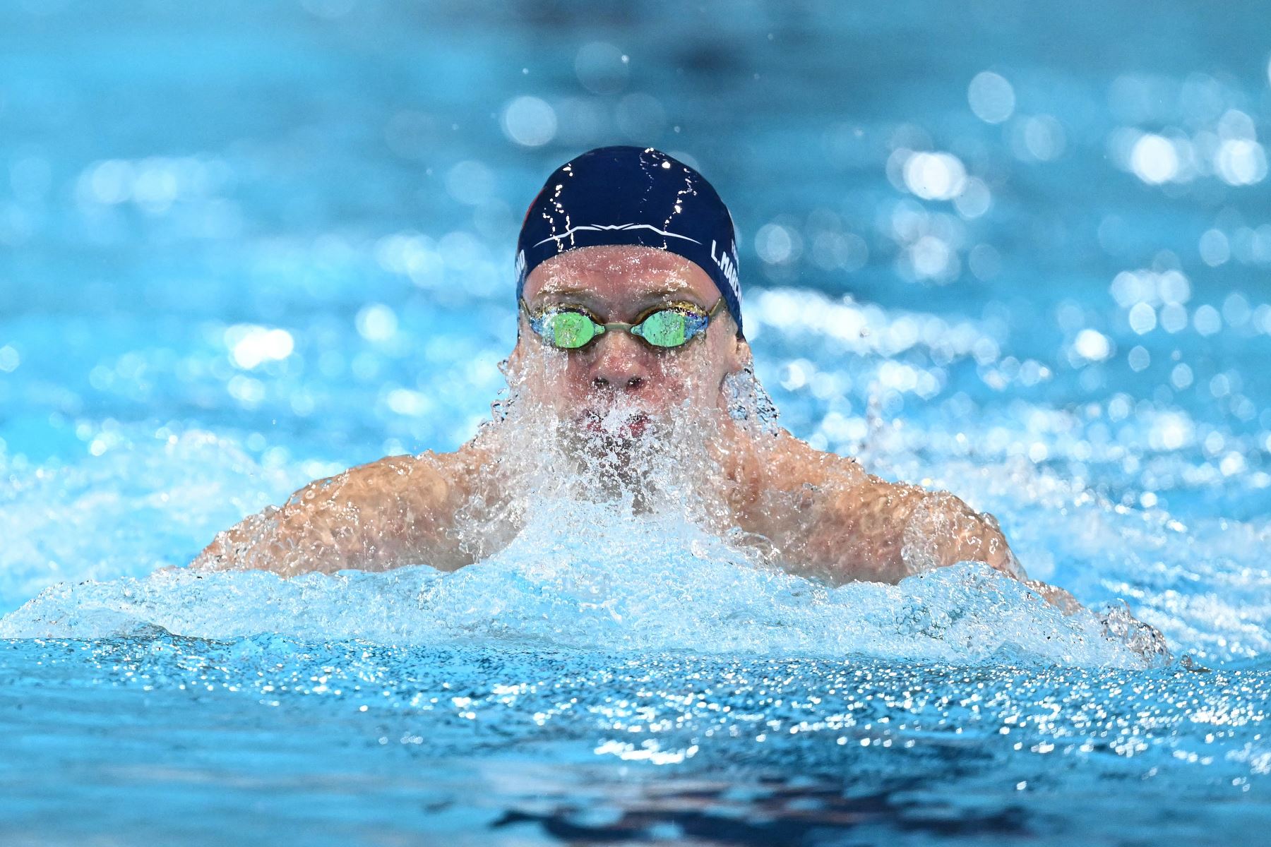 El francés Leon Marchand compite en la final del evento final de natación con relevos combinados mixtos de 4x100 m durante los Juegos Olímpicos de París 2024.
Foto: AFP