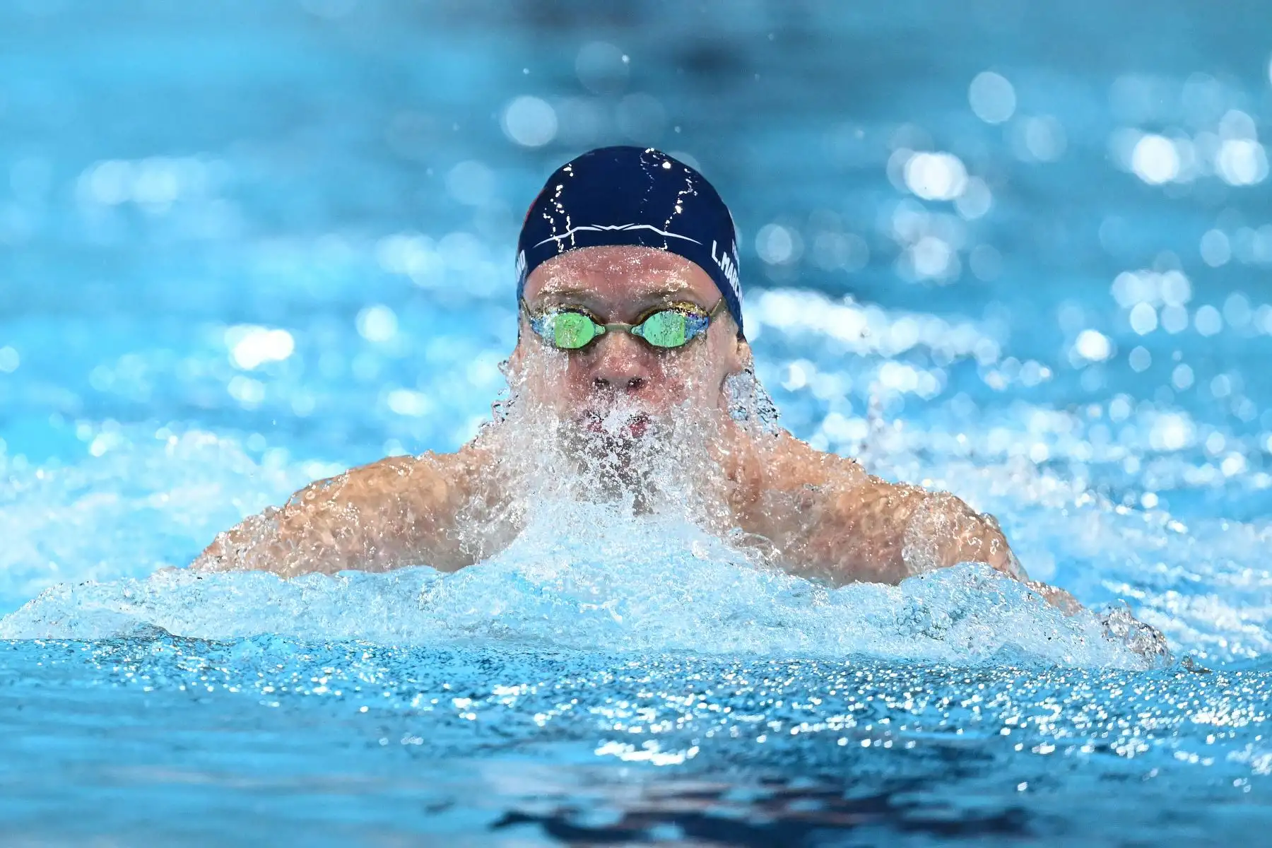 El francés Leon Marchand compite en la final del evento final de natación con relevos combinados mixtos de 4x100 m durante los Juegos Olímpicos de París 2024.
Foto: AFP