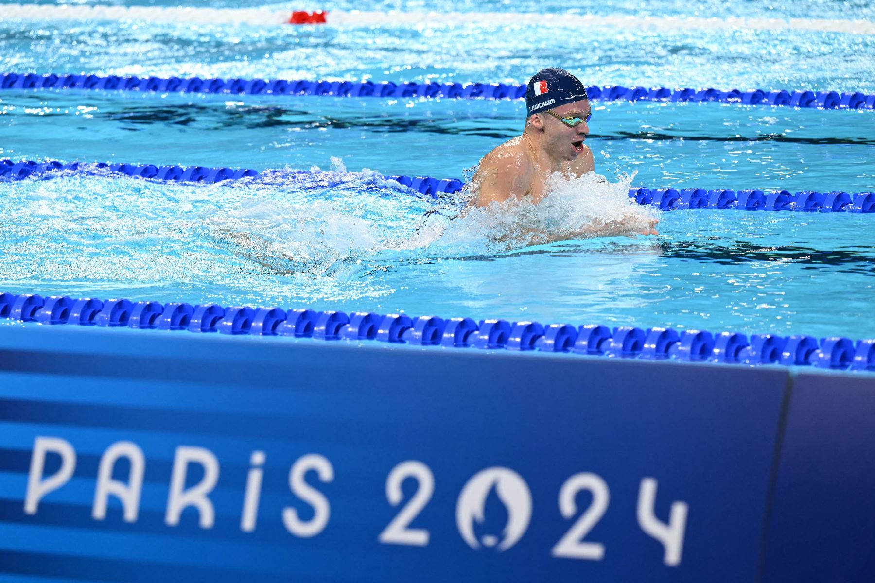 El francés Leon Marchand compite en la final del evento final de natación con relevos combinados mixtos de 4x100 m durante los Juegos Olímpicos de París 2024.
Foto: AFP