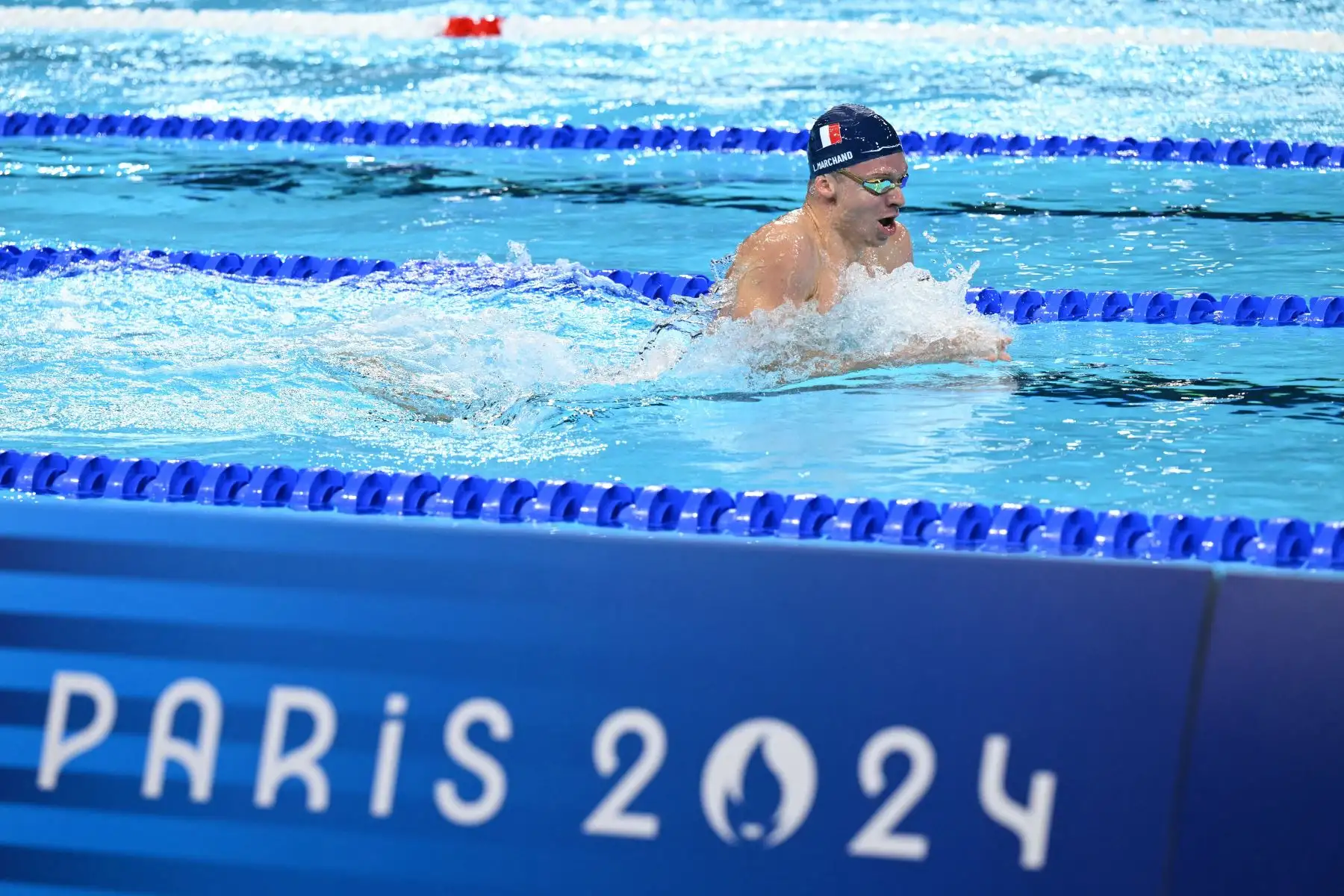 El francés Leon Marchand compite en la final del evento final de natación con relevos combinados mixtos de 4x100 m durante los Juegos Olímpicos de París 2024.
Foto: AFP