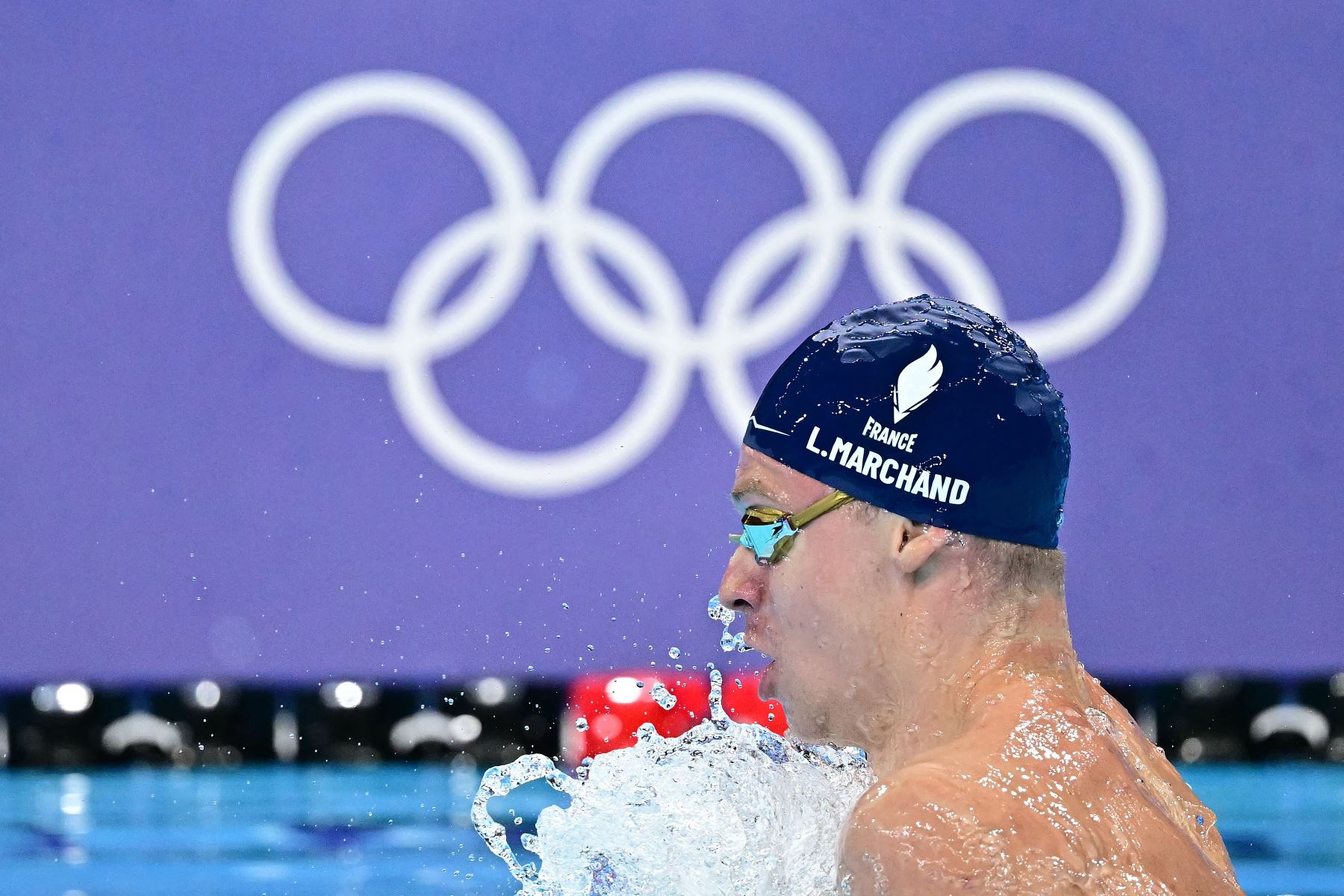 El francés Leon Marchand compite en la final del evento final de natación con relevos combinados mixtos de 4x100 m durante los Juegos Olímpicos de París 2024.
Foto: AFP