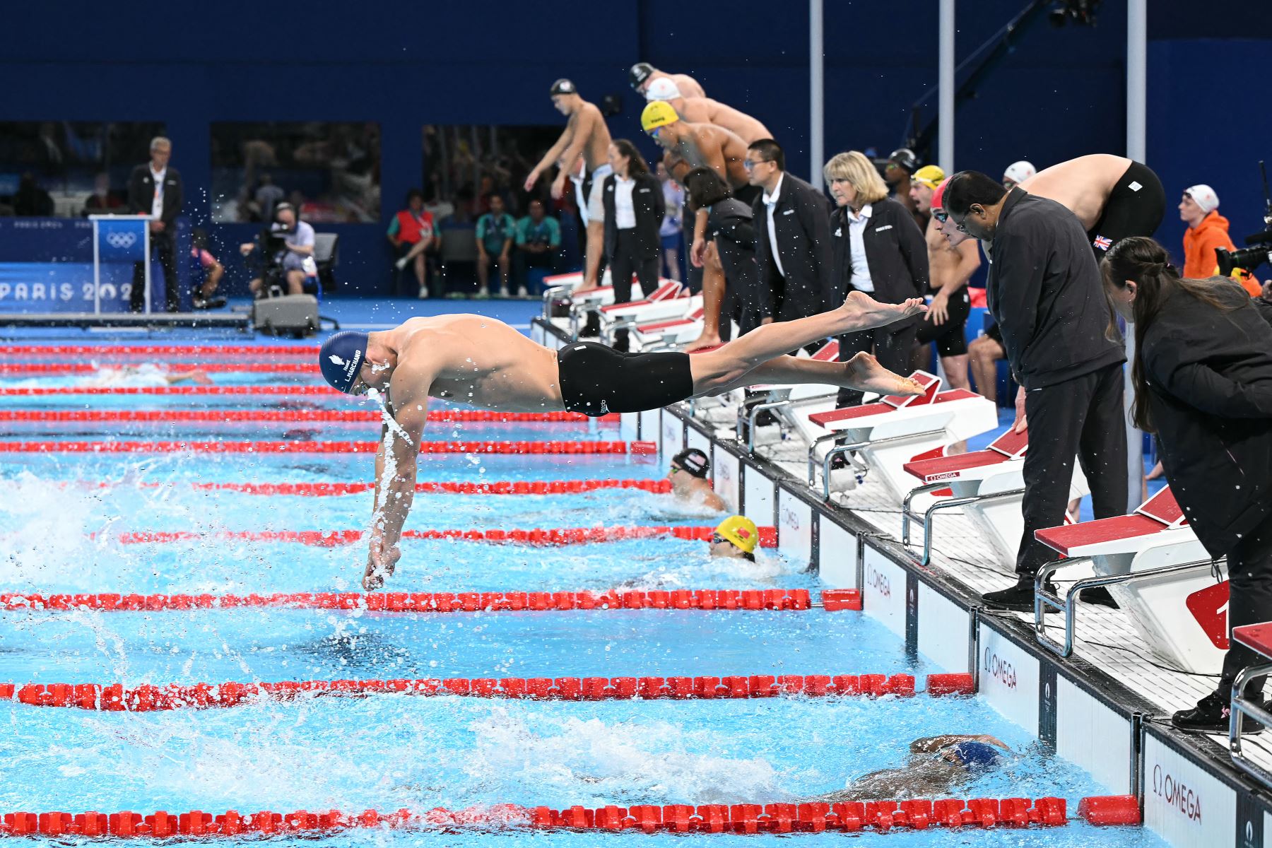 El francés Leon Marchand compite en la final del evento final de natación con relevos combinados mixtos de 4x100 m durante los Juegos Olímpicos de París 2024.
Foto: AFP